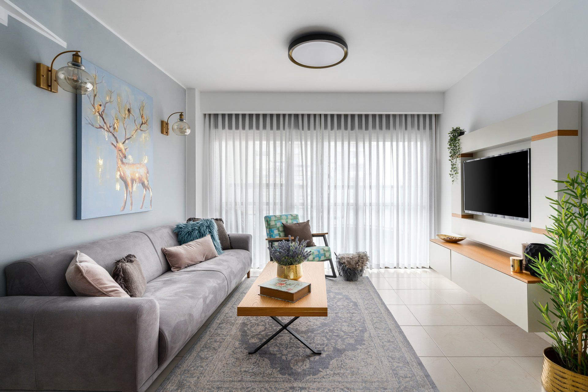 סלון מעוצב בדירת קבלן בגוונים רגועים עם סלון אפור