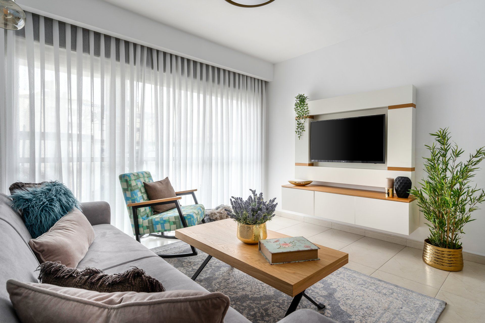 שולחן סלון מעץ , כורסה בגוון טורקיז