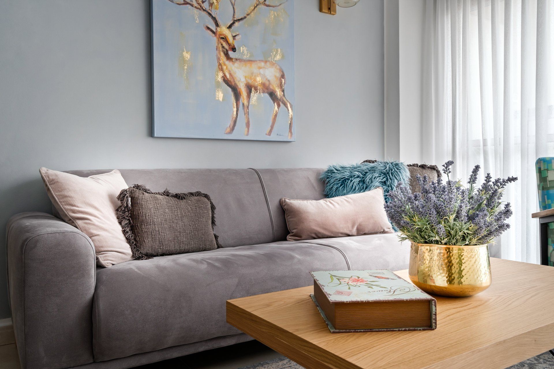 סלון בגוונים רכים עם תמונת אייל על רקע תכלת