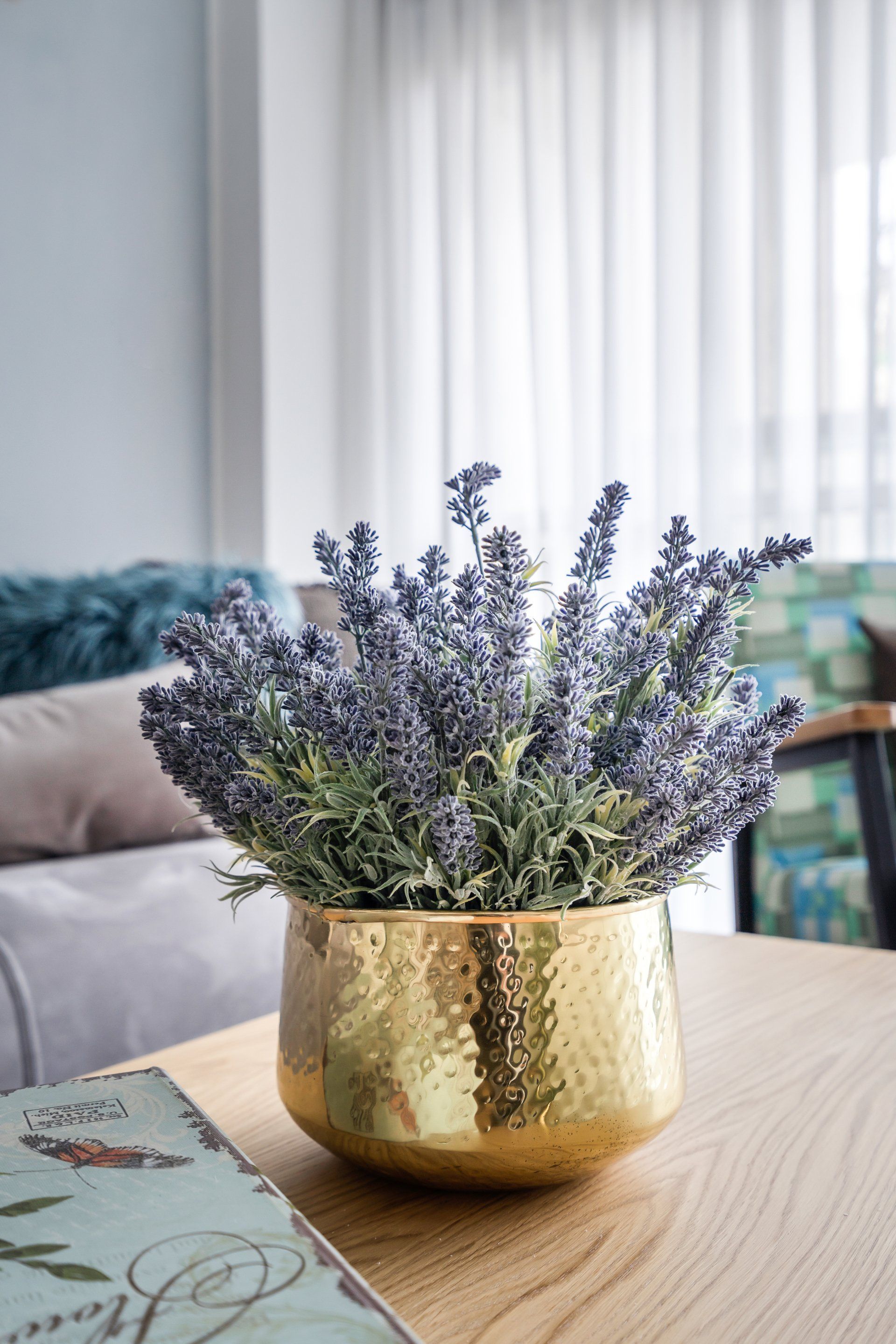 צמחי לבנדר בתוך כלי זהב במרכז שולחן פינת אוכל