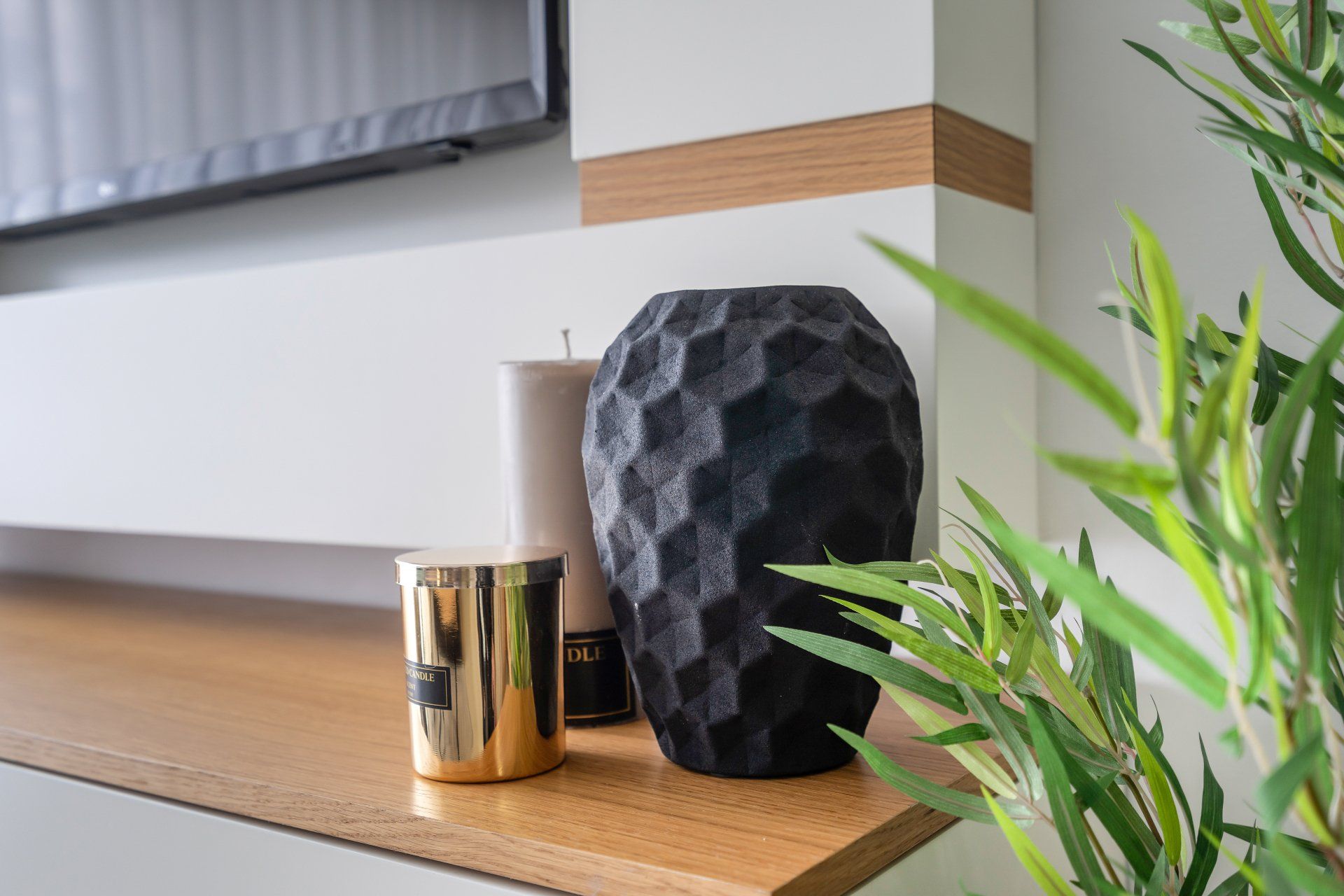 אגרטלים וחפצי נוי על קונסולת כניסה