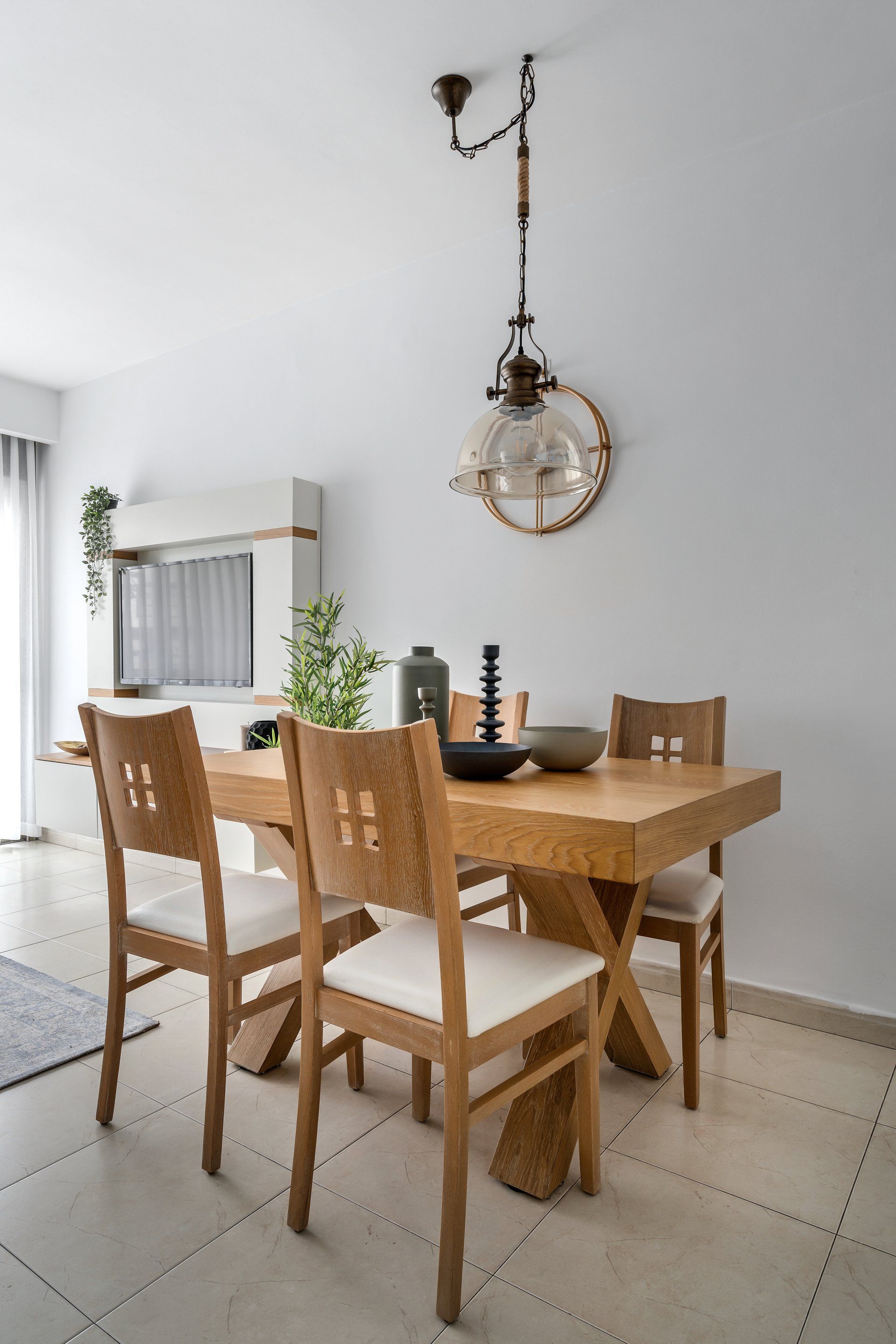 פינת אוכל מעץ טבעי בבית שעיצבה ג'ני ויאליך