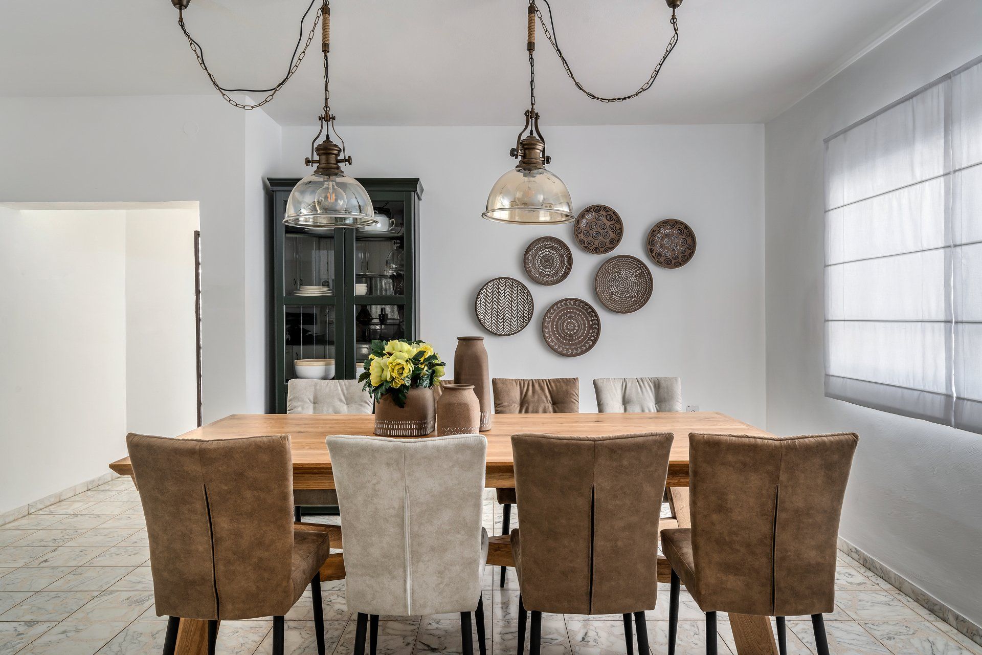 שולחן פינת אוכל בבית מעוצב בסגנון כפרי בגוונים רכים ועדינים