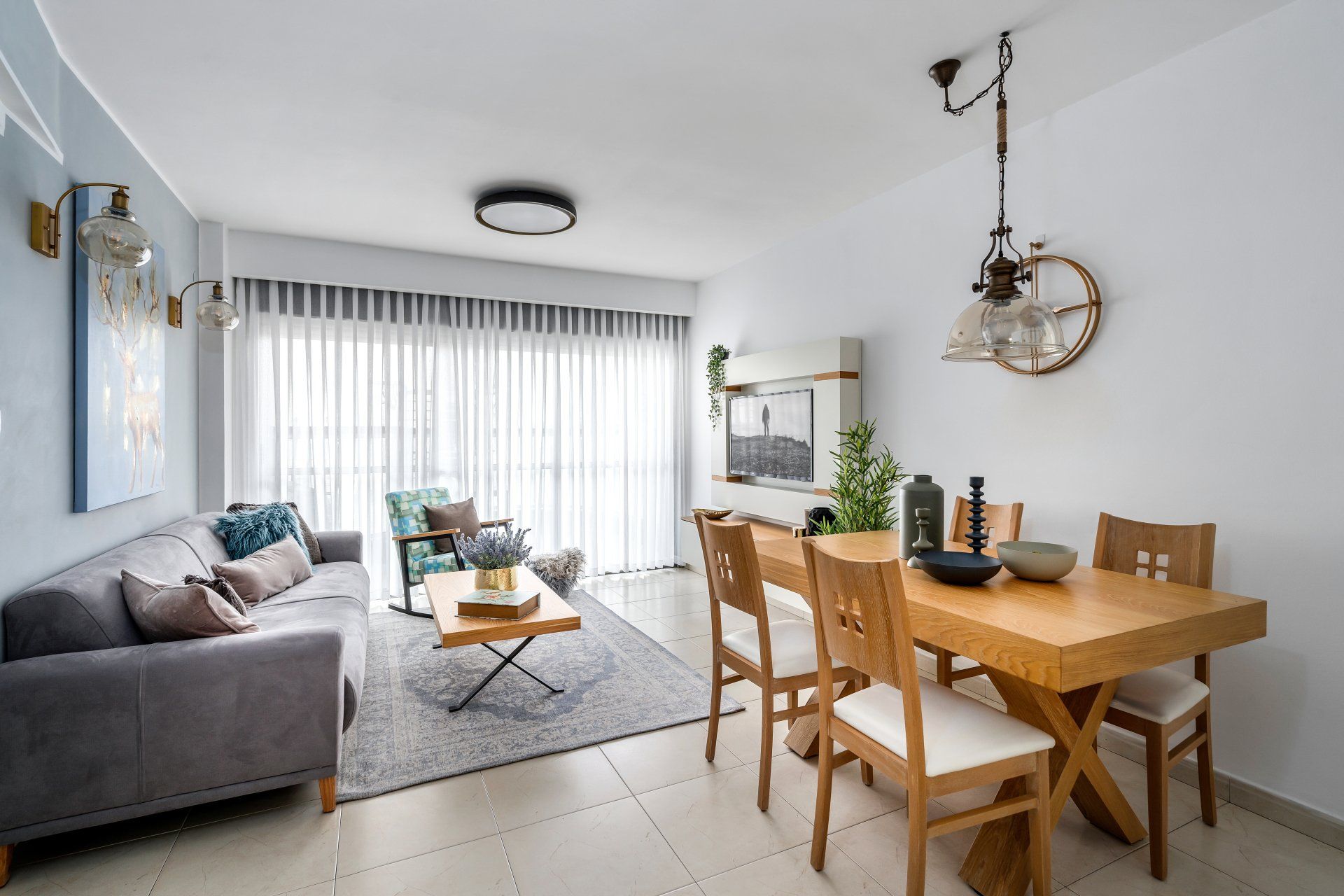 סלון ופינת אוכל בדירת קבלן שעיצבה ג'ני ויאליך