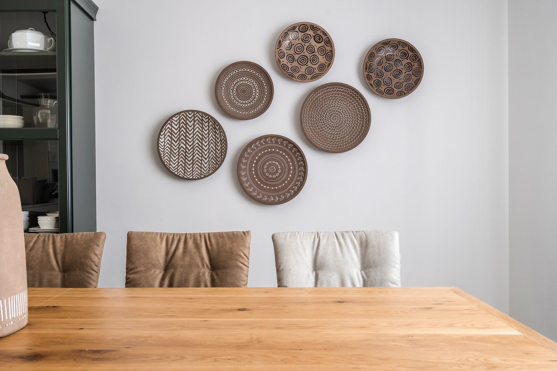 אומנות לקיר עם אלמנטים עגולים בגווני אדמה