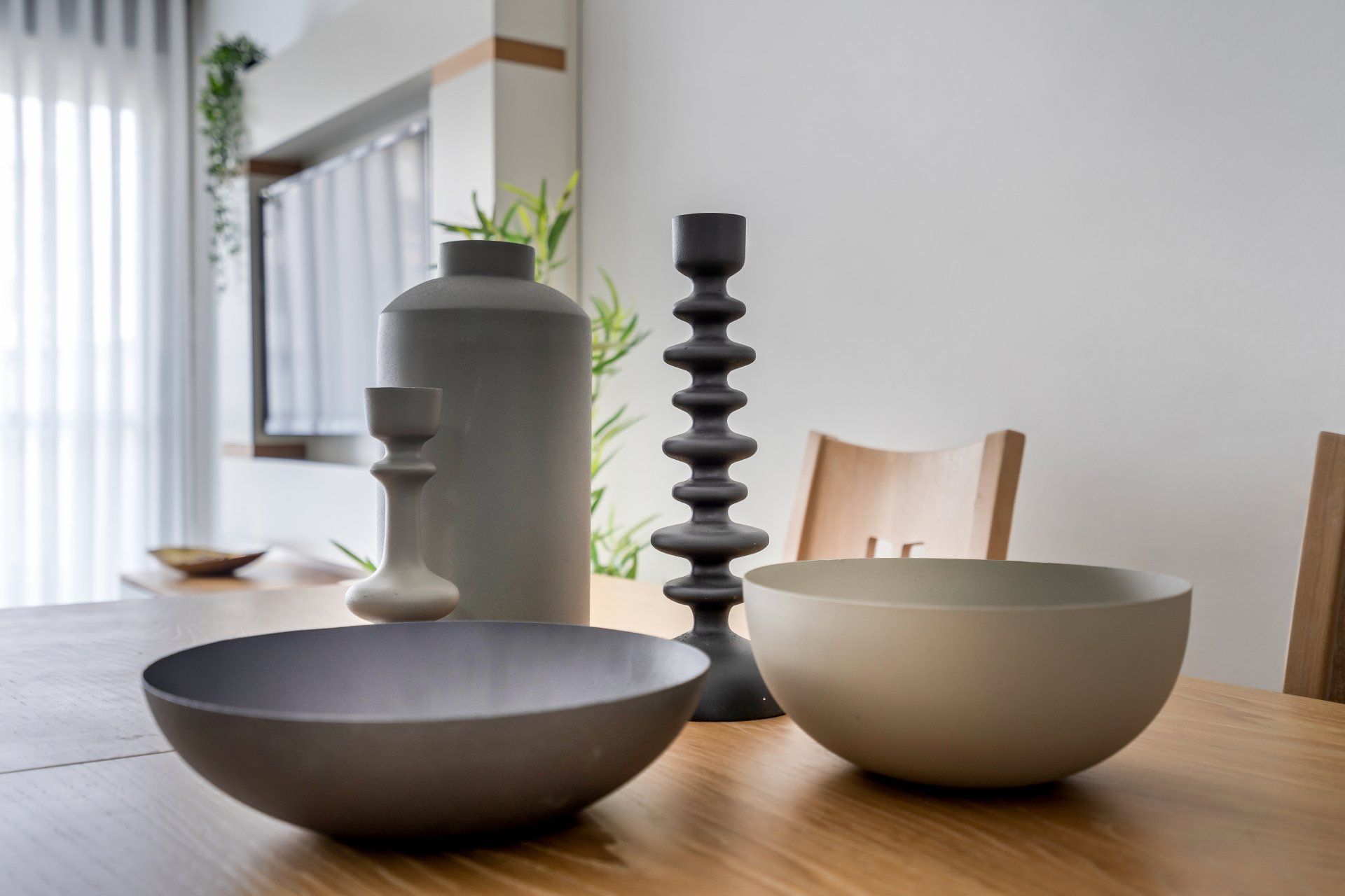 כלי קרמיקה מעוצבים על שולחן