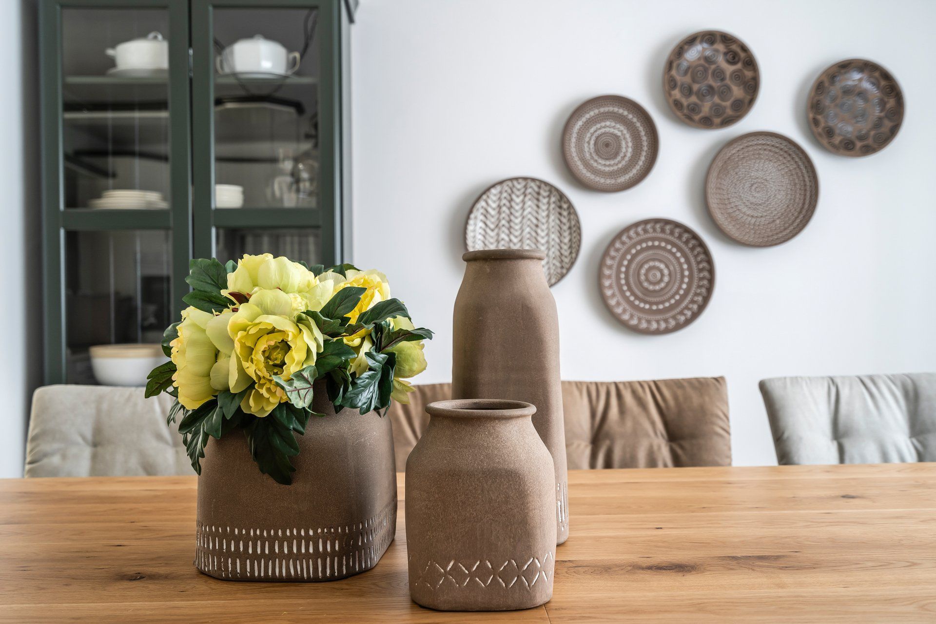 כלים חומים עומדים על שולחן פינת אוכל בגווני אדמה