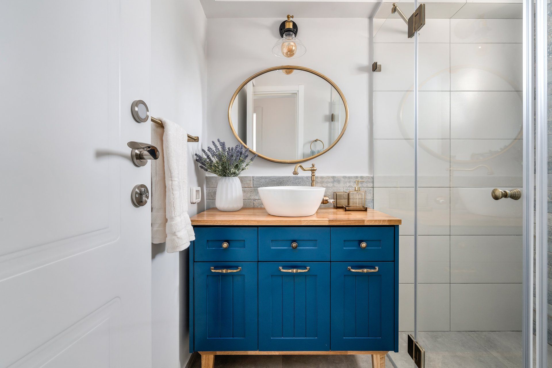 שידת אמבטיה בגוונים של כחול בחדר רחצה מעוצב ומודרני