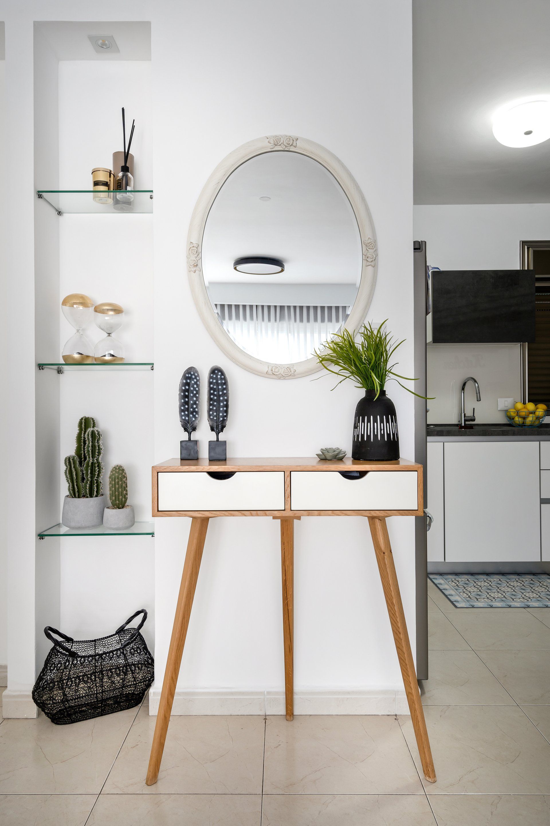 עיצוב כניסת הבית , קונסולה לבנה ומראה עגולה מעליה