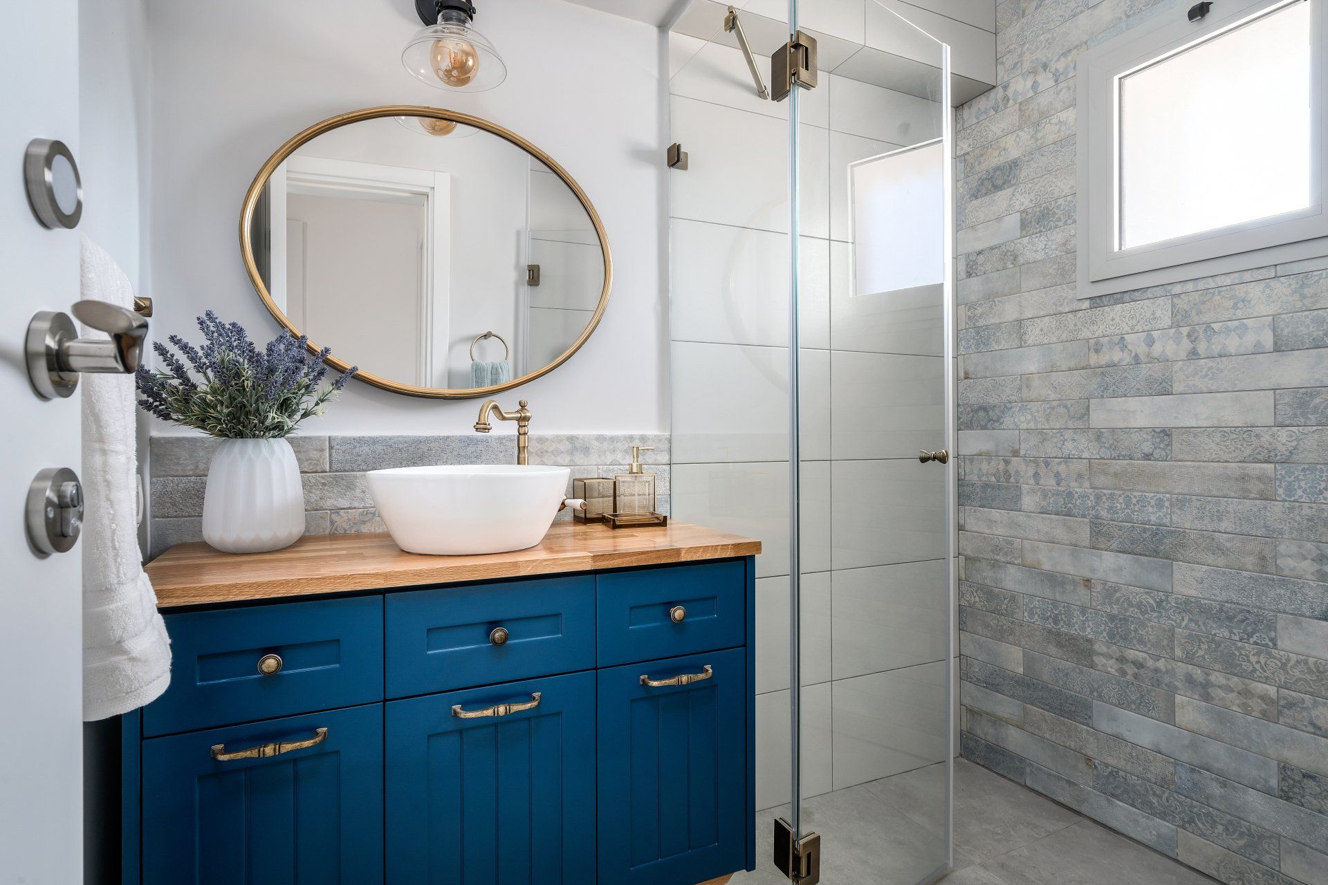 ארון רחצה כחול עם מראה עגולה עם שוליים מוזהבים