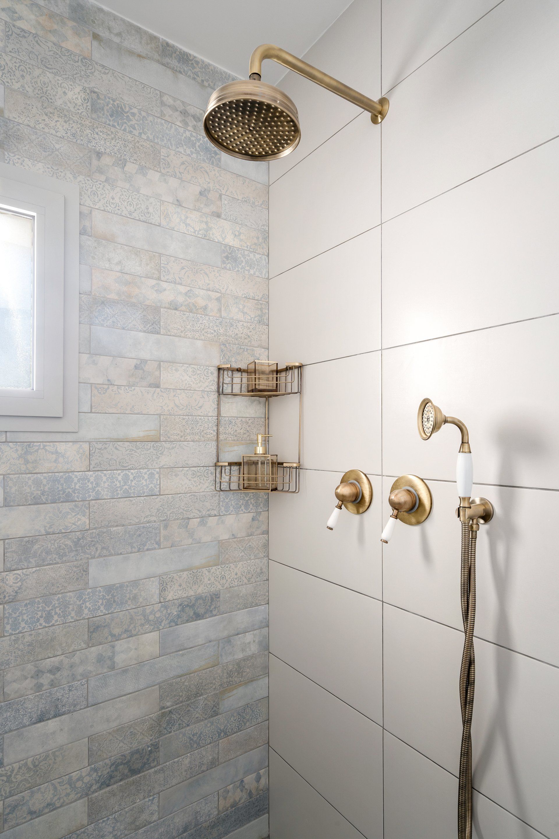 ראש מקלחת וידיות מוזהבות בחדר רחצה כפרי