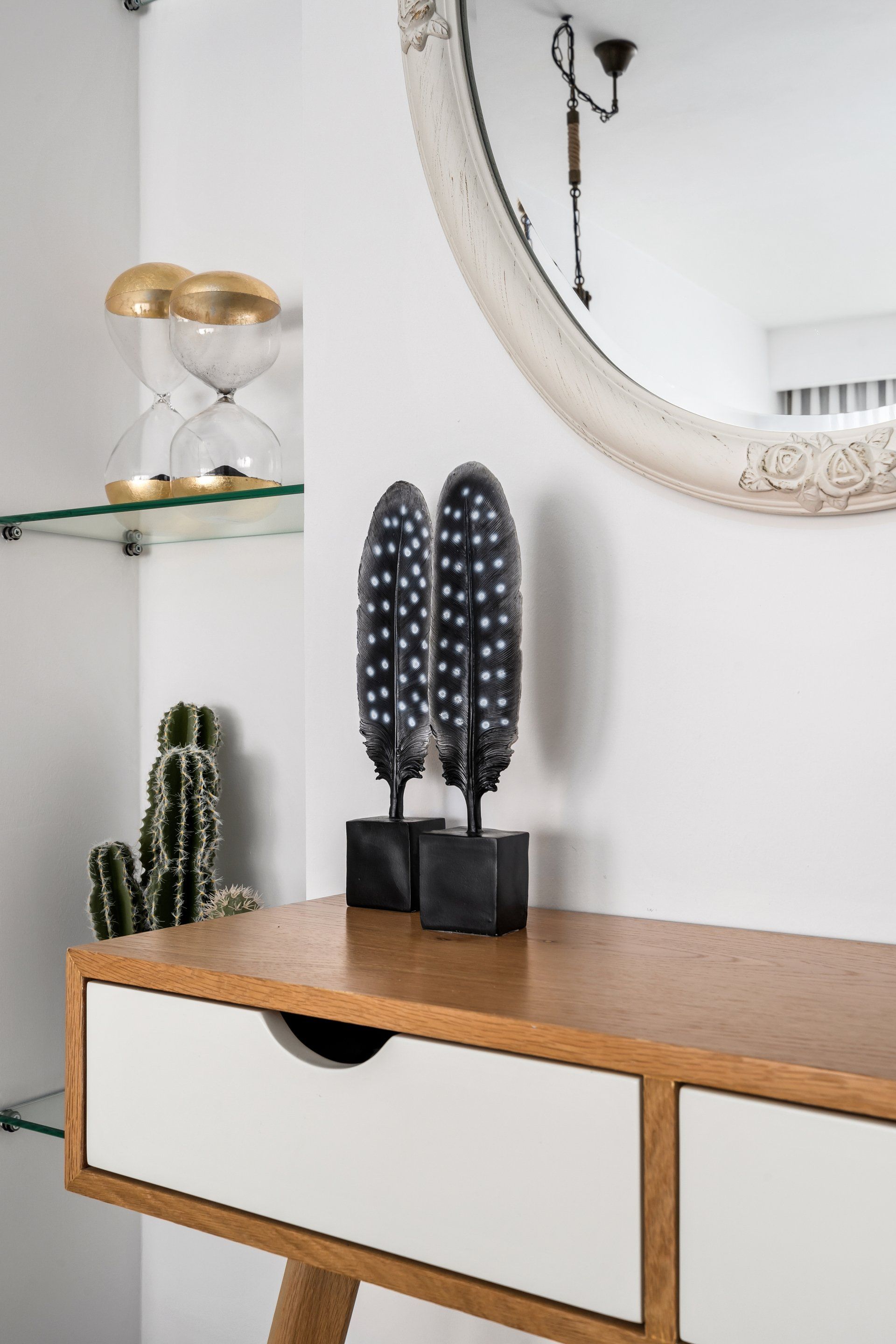 קונסולת כניסה עם פסלים דקורטיבים ומראת כניסה