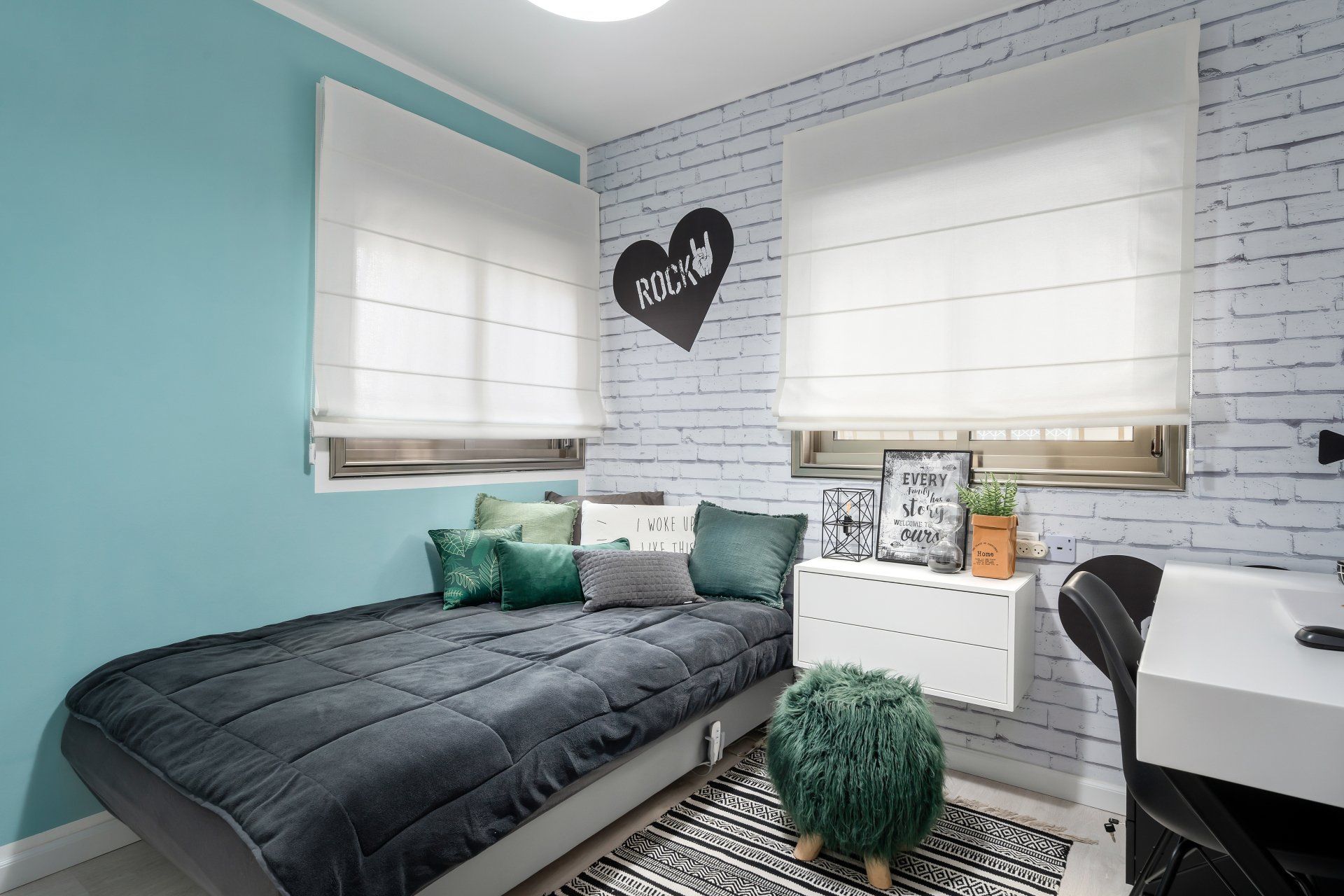 עיצוב פנים של חדר נער עם טפט בריקים וקיר טורקיז