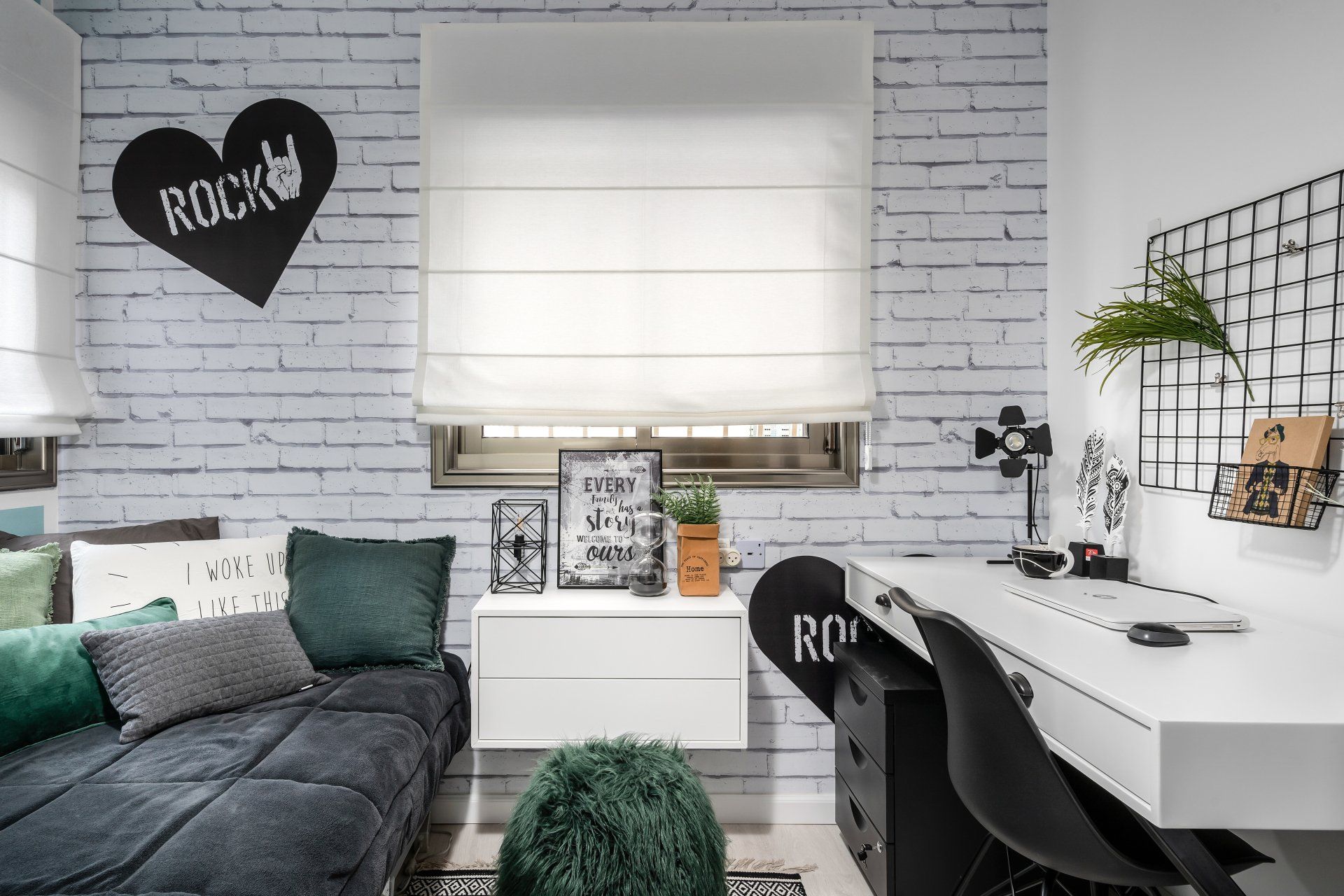 חדר של נער עם מיטה אפורה עם נגיעות של ירוק פינת עבודה ושידה לבנה