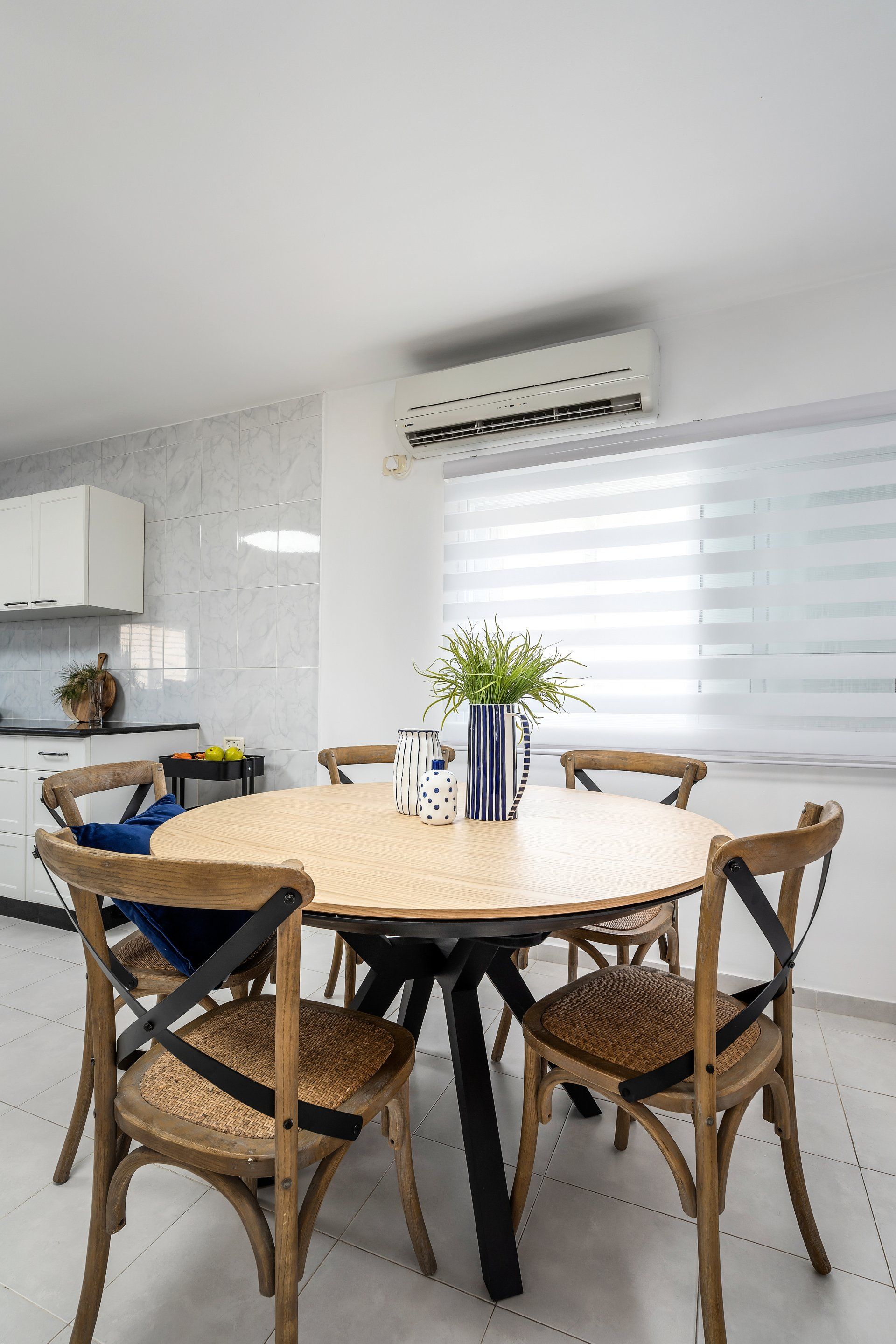 שולחן פינת אוכל עגול  מעץ מלא בבית שעיצבה ג'ני ויאליך