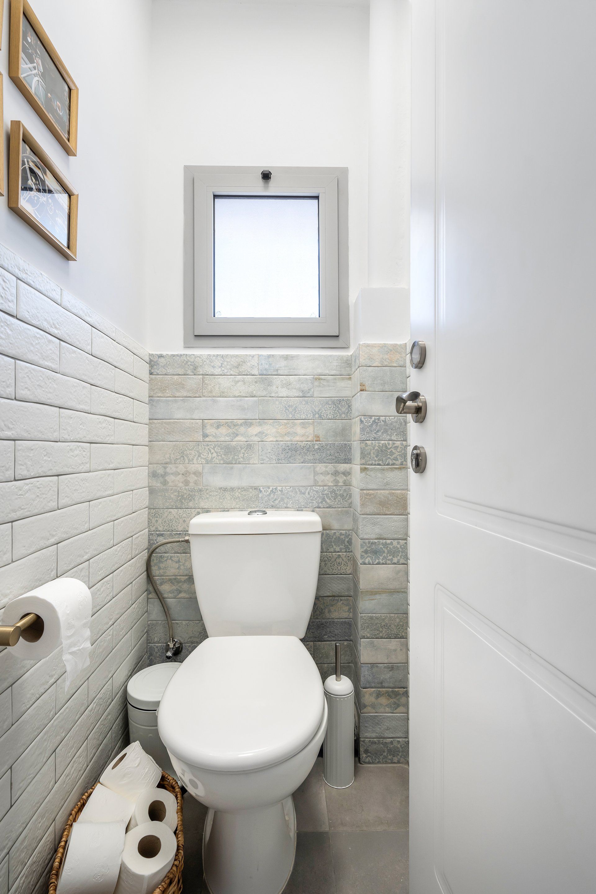 חדר שירותים נקי ומודרני