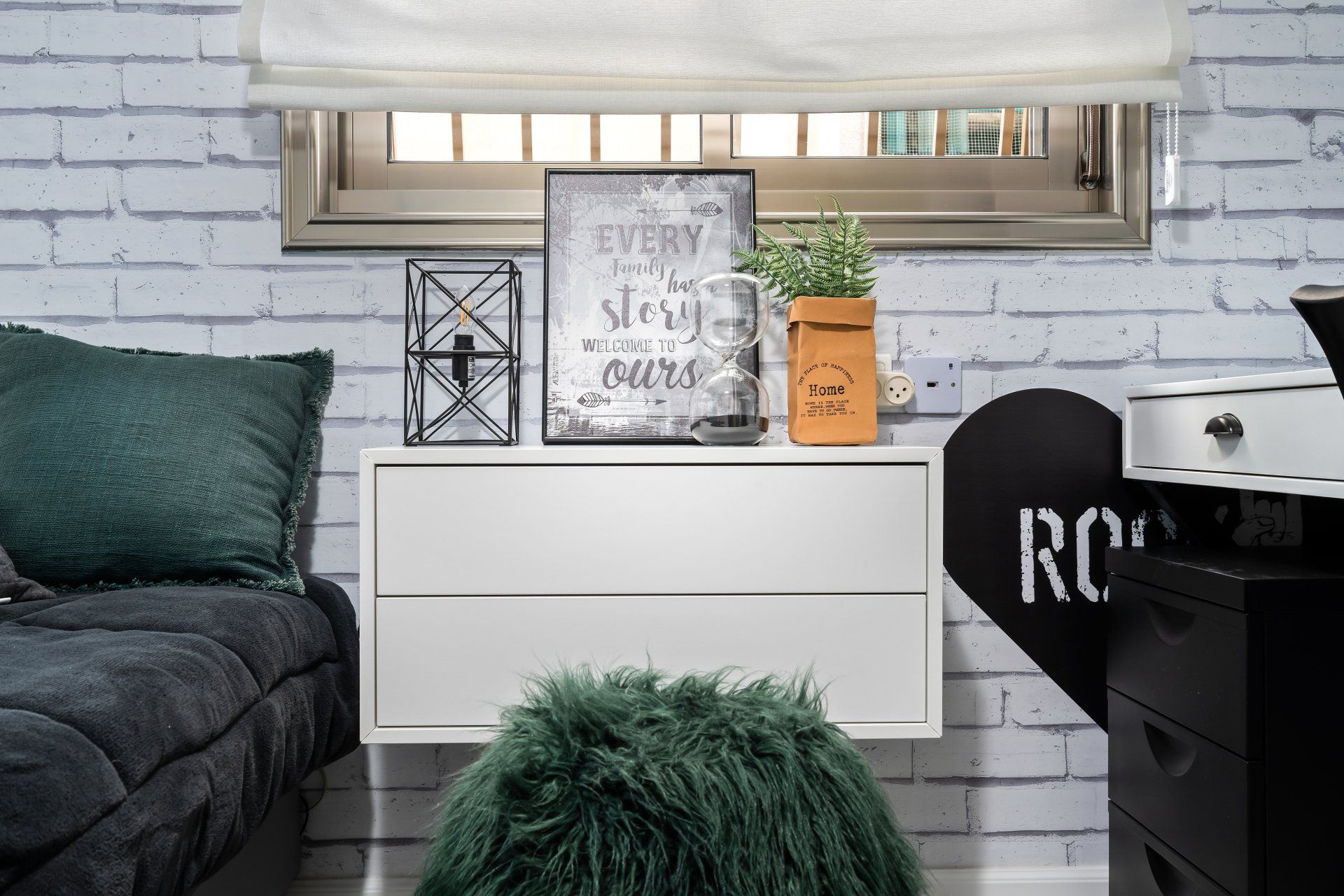 שידה לבנה עם טפט בריקים והדום ירוק