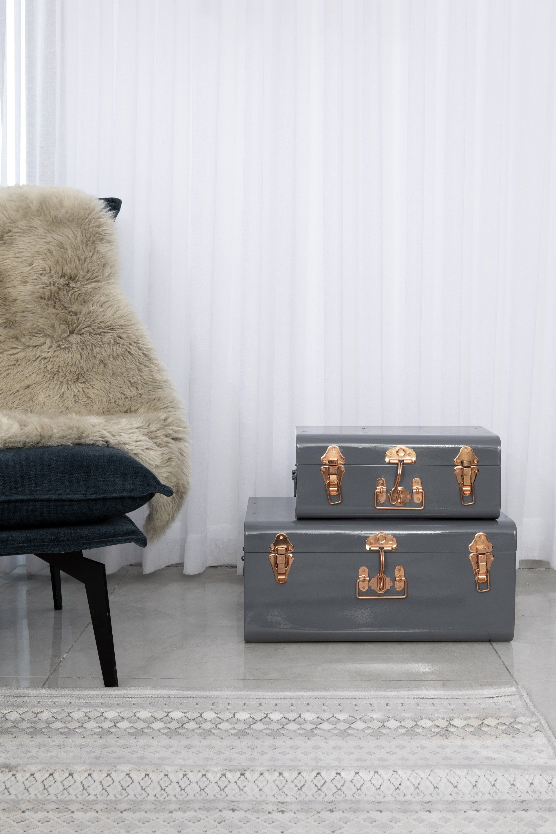 פינת ישיבה עם 2 מזוודות דקורטיביות