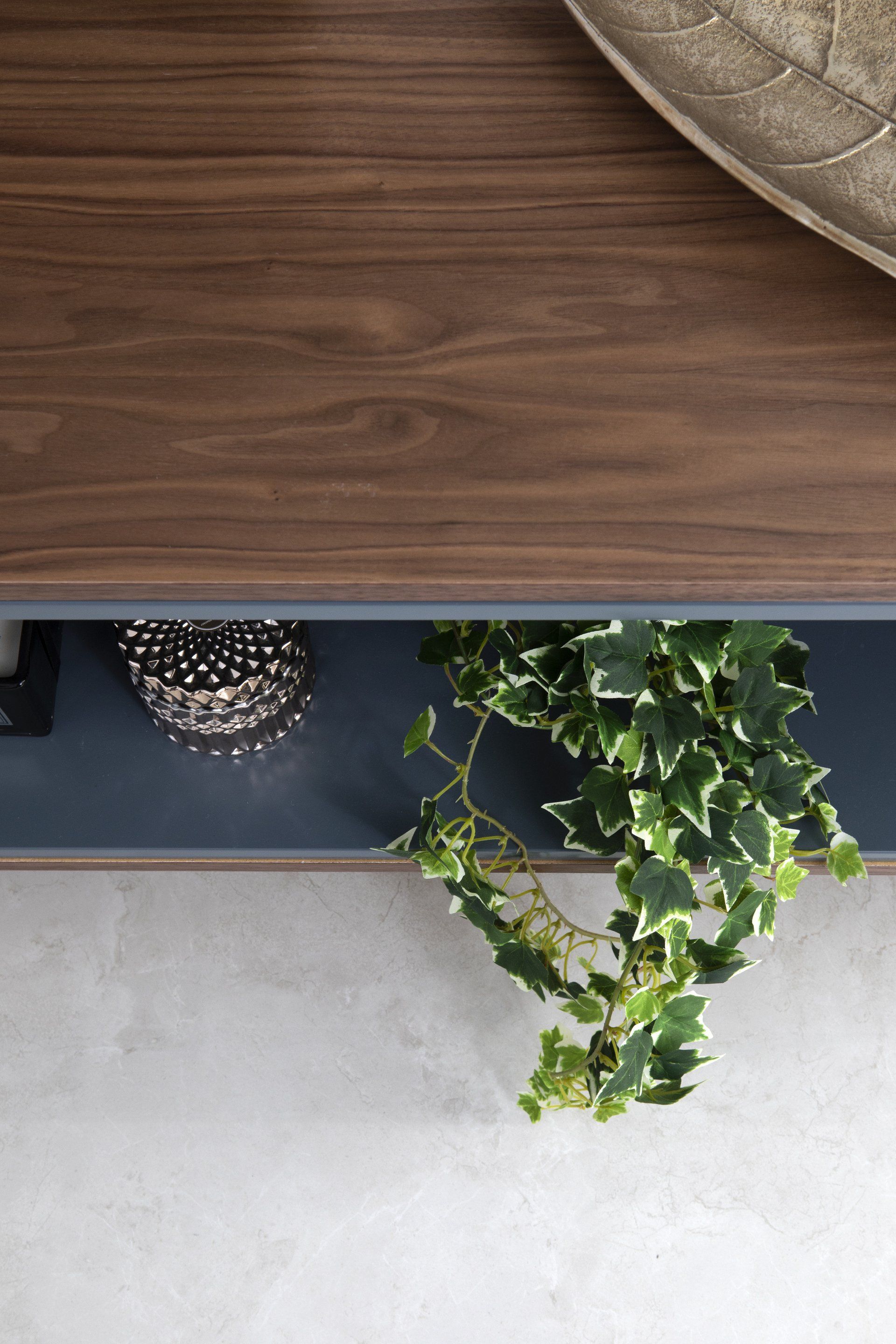 שולחן סלון בצבע חום כהה