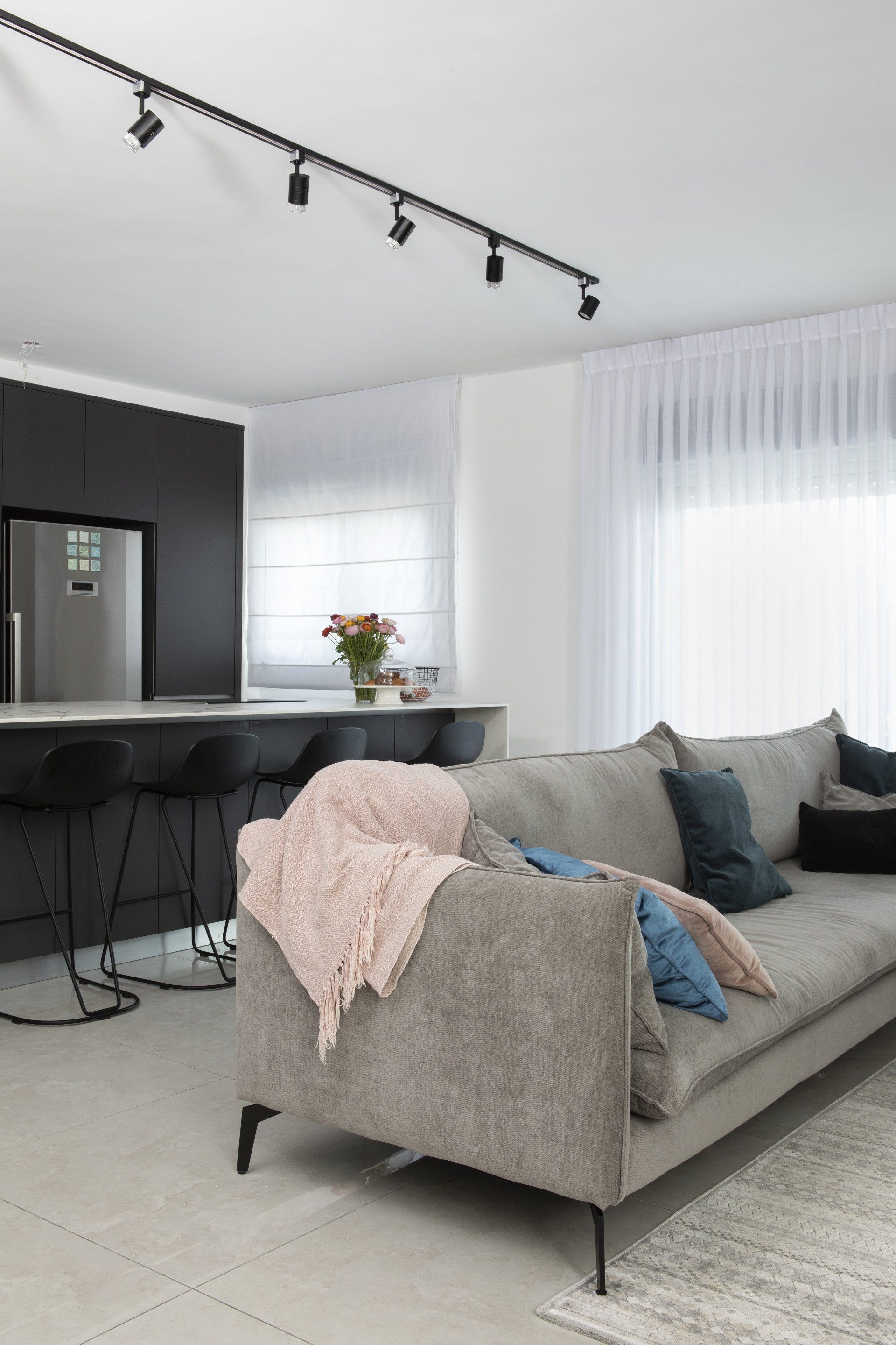 ספה בגוונים של אפור עם ורוד