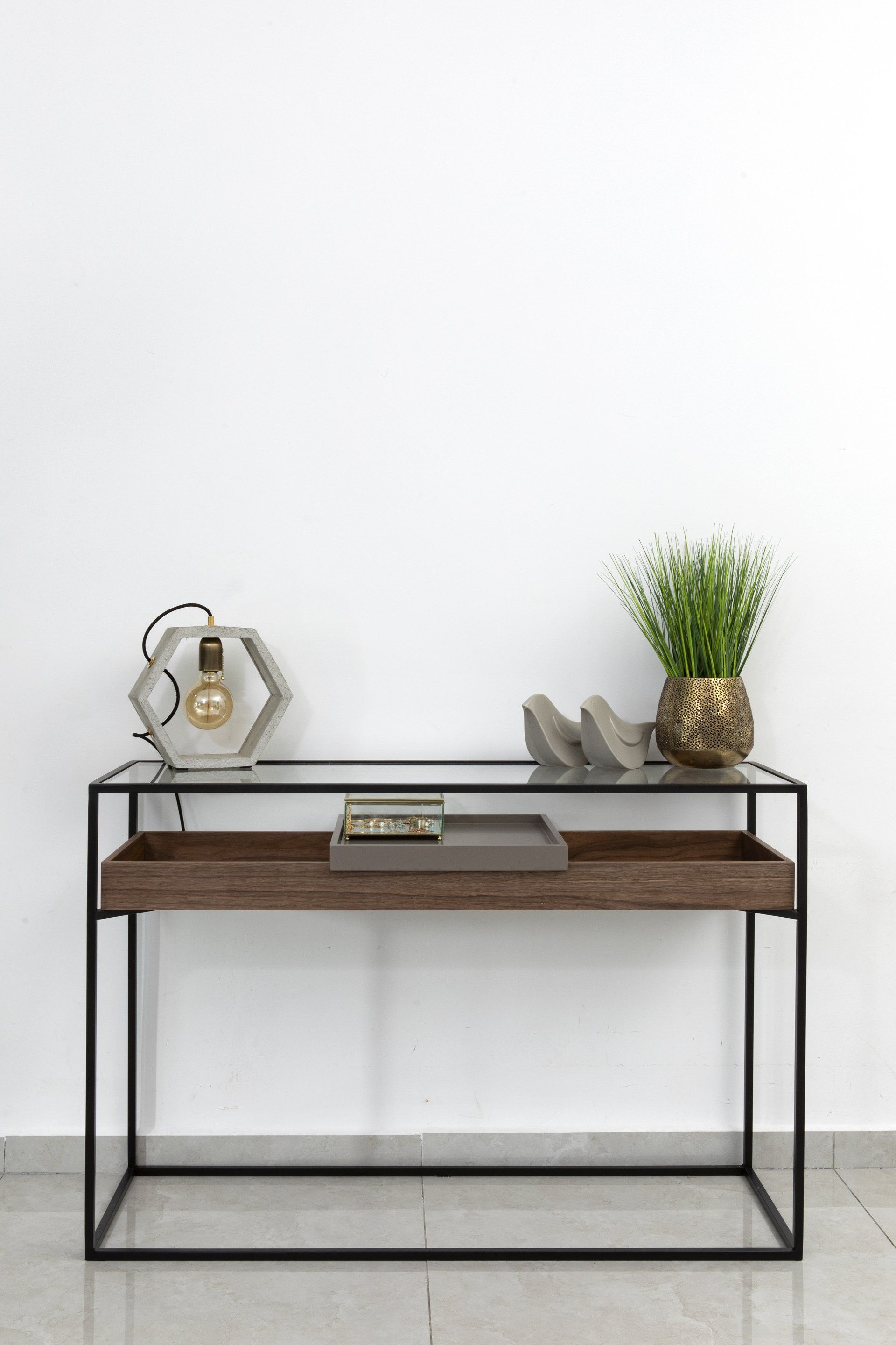 קונסולת כניסה לבית עם פריטים דקורטיבים מעליה