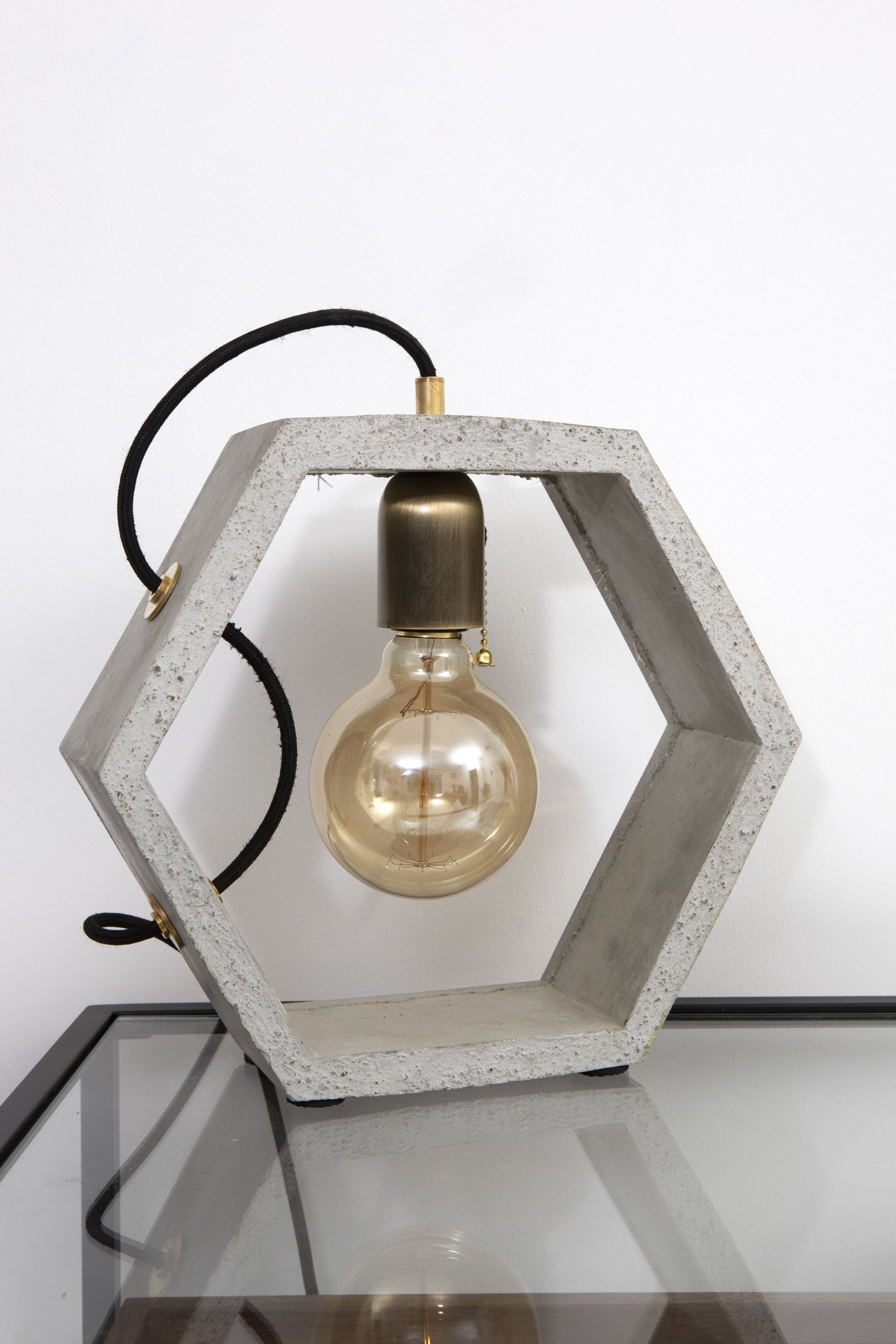 גוף תאורה מבטון בצורת משושה