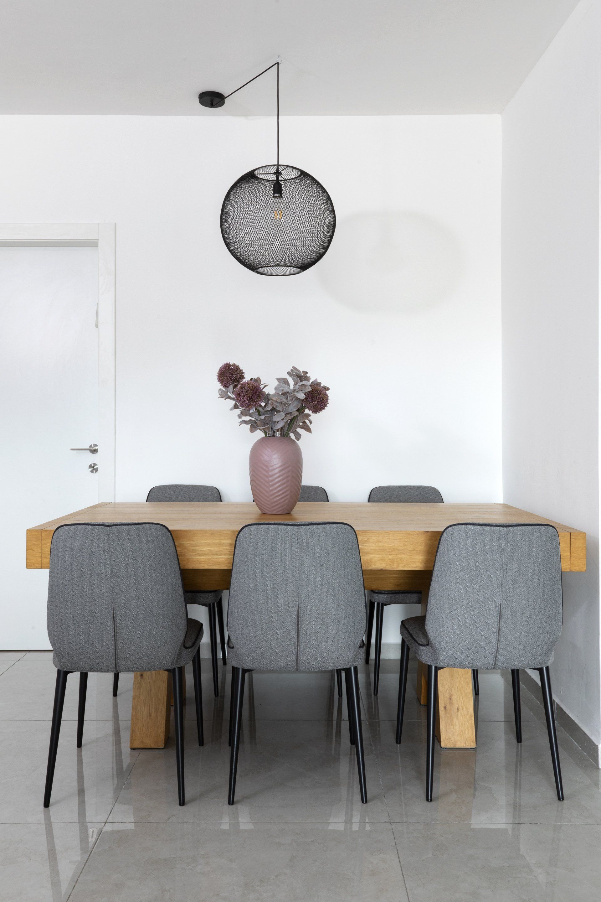 שולחן אוכל גדול עם כסאות אפורים