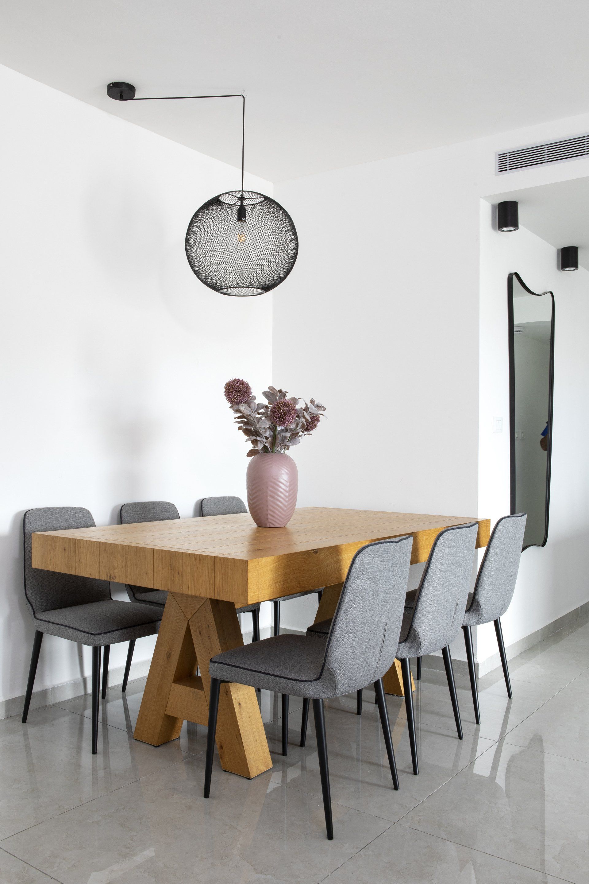 פינת אוכל מעץ עם גוף תאורה תלוי מהתקרה