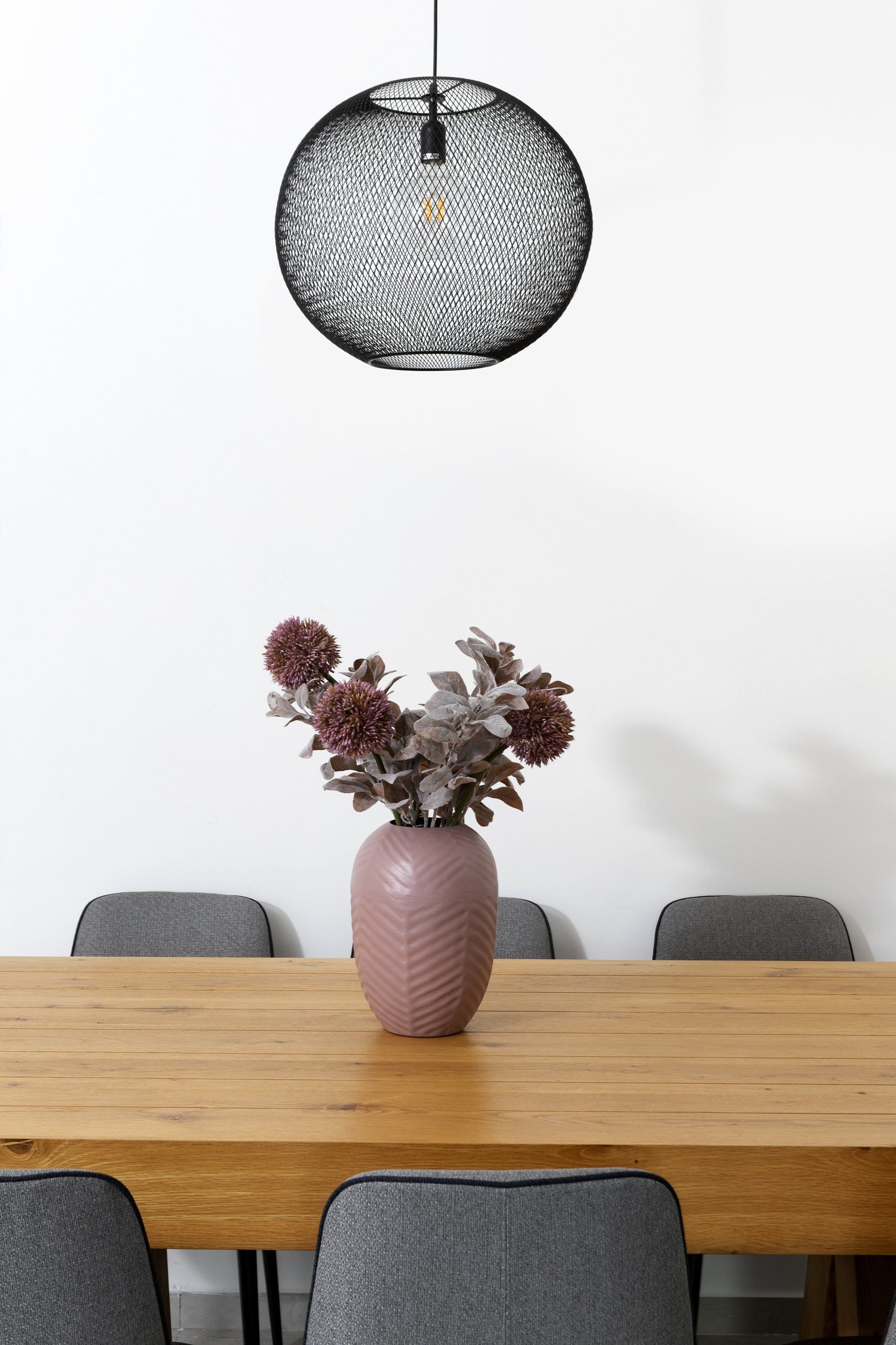 פינת אוכל וגוף תאורה עגול עם אגרטל פרחים ורוד