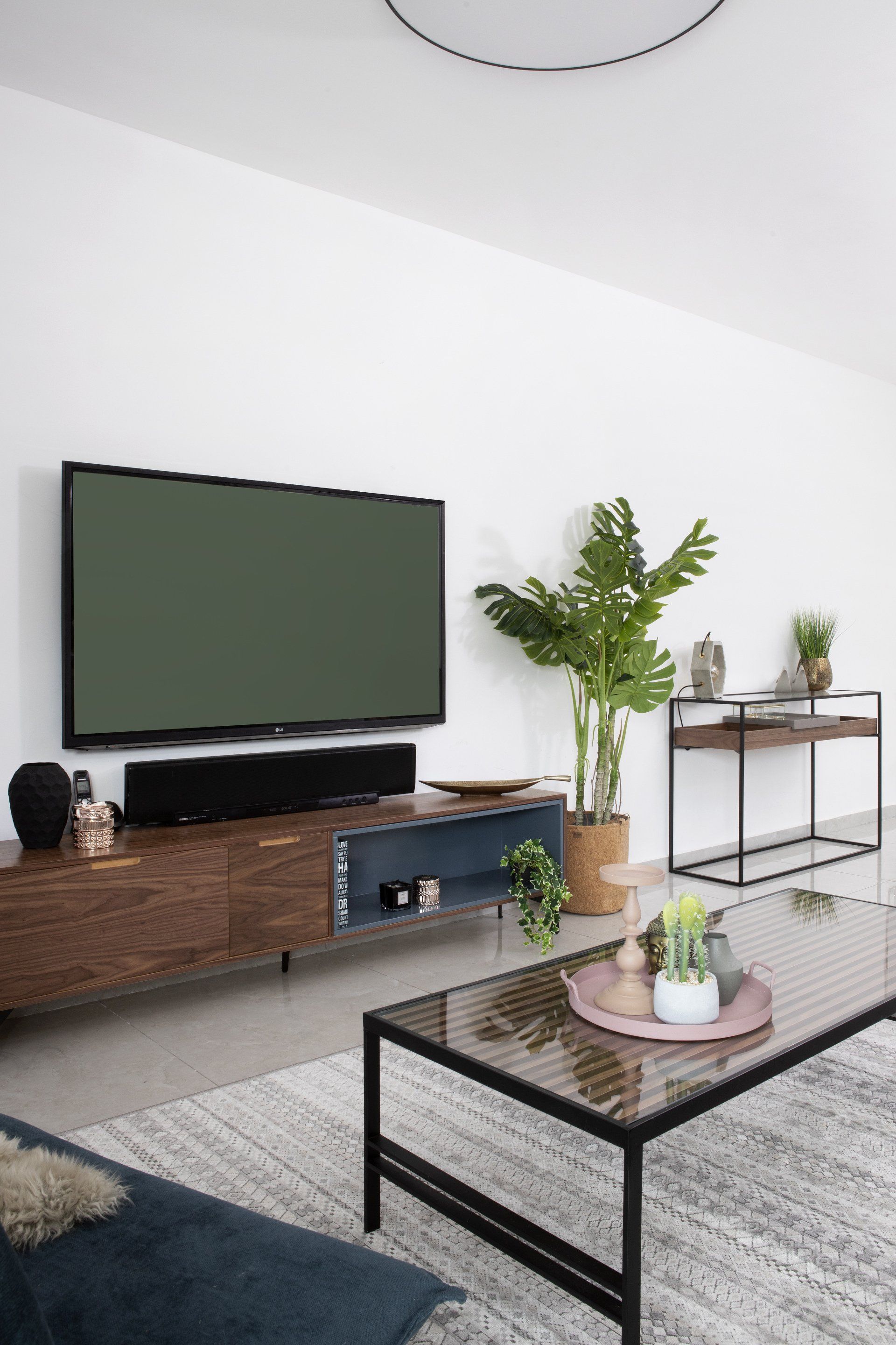 שולחן סלון ושידת טלויזיה בסלון מעוצב