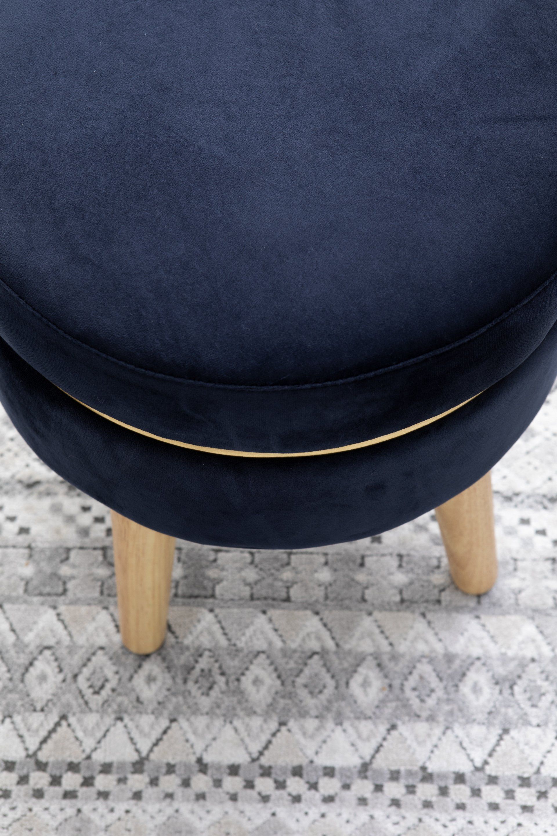 הדום שרפרף קטן בצבע כחול