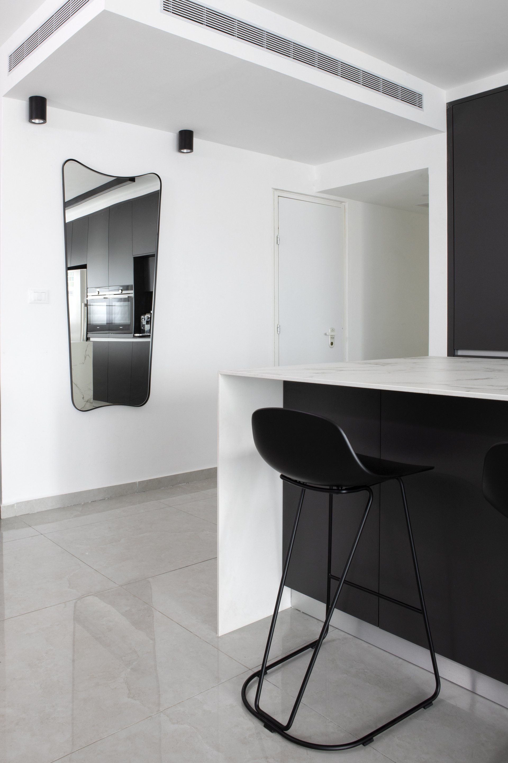 כניסה לבית עם מראת גוף גדולה