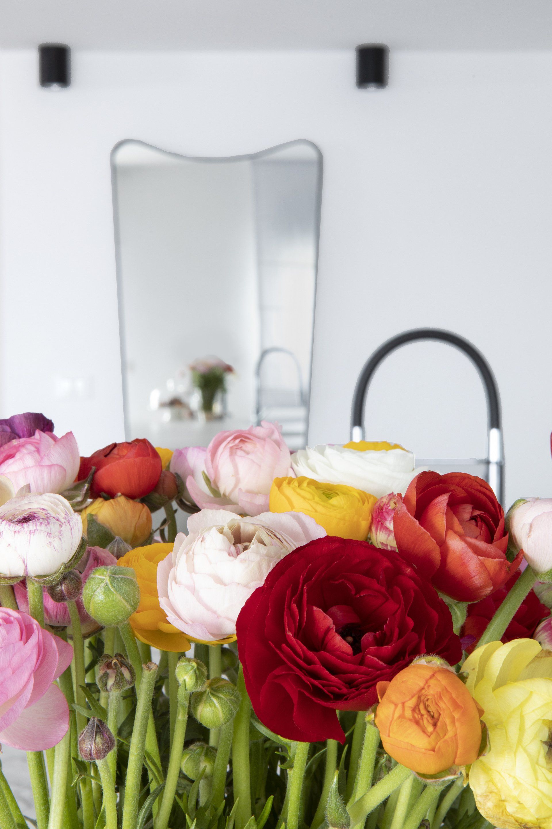 זר נוריות צבעוניות בדירה מעוצבת