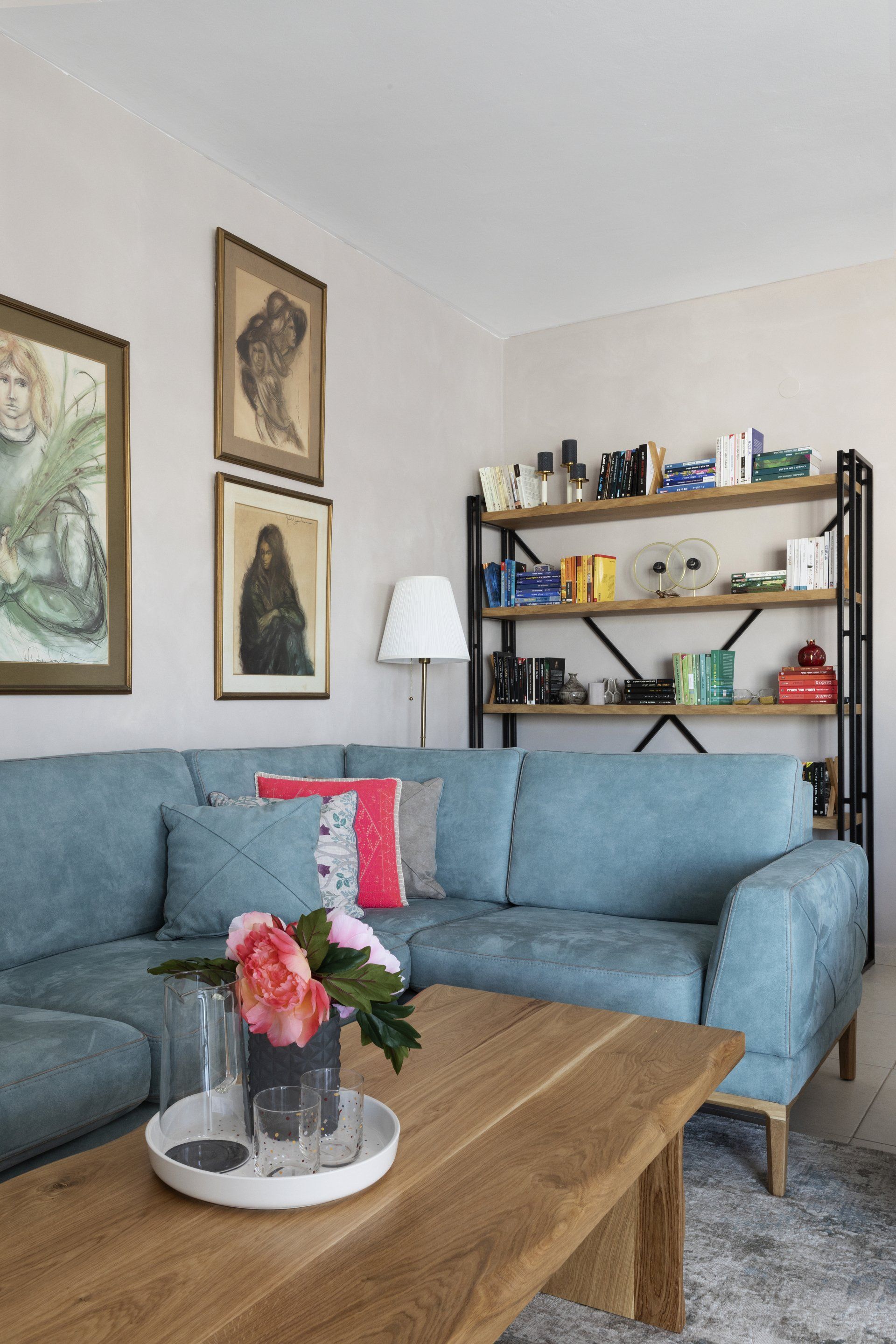 סלון כחול עם שולחן סלון מעץ טבעי