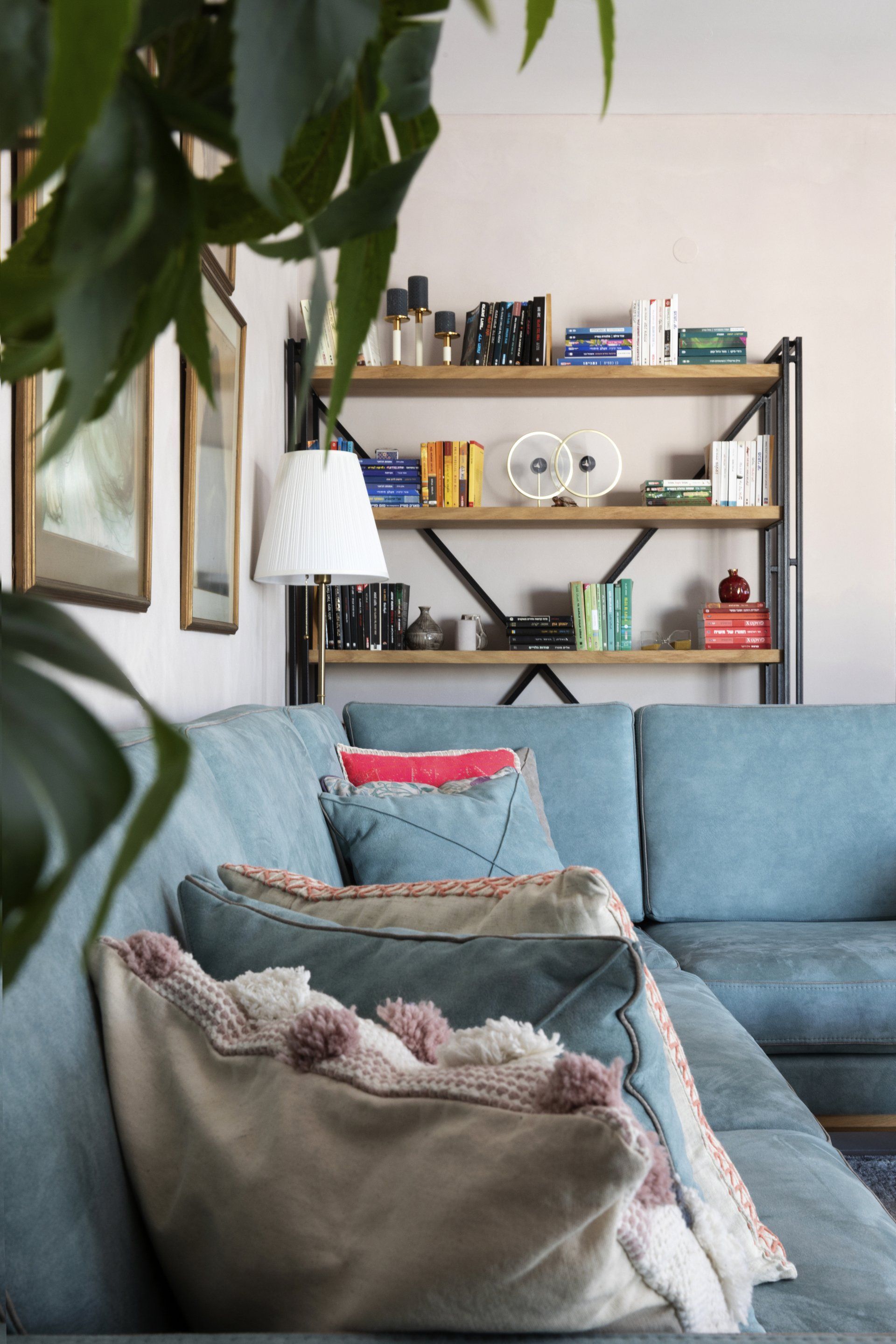 סלון וברקע כוננית ספרים