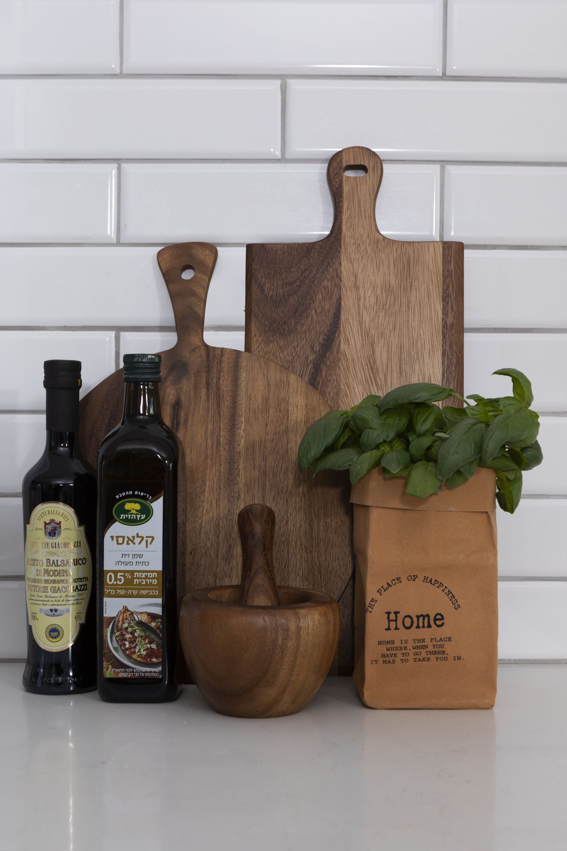 משטחי חיתוך מעץ טבעי עם בקבוקי שמן במטבח בעיצובה של ג'ני ויאליך