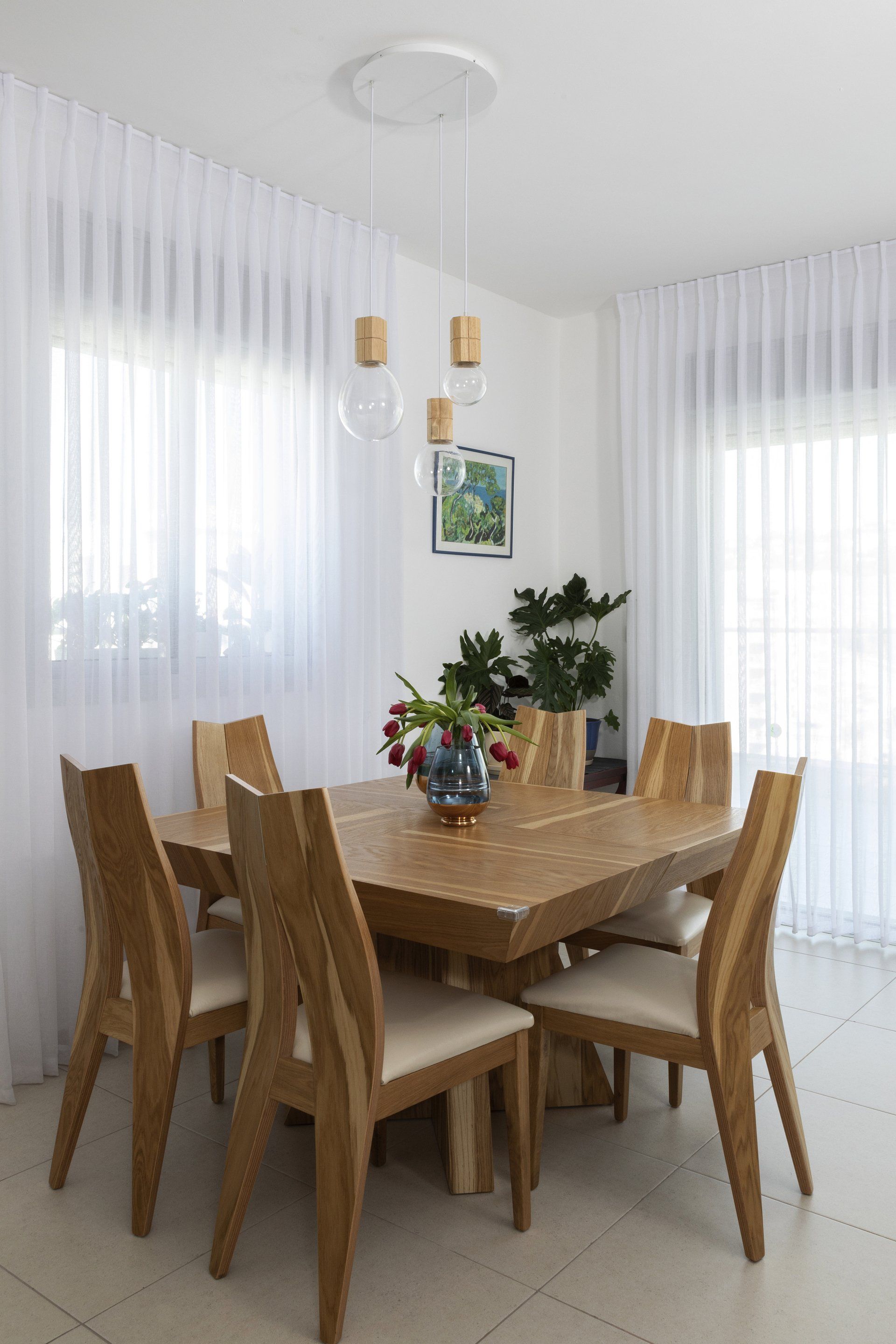 פינת אוכל בצבע חום טבעי