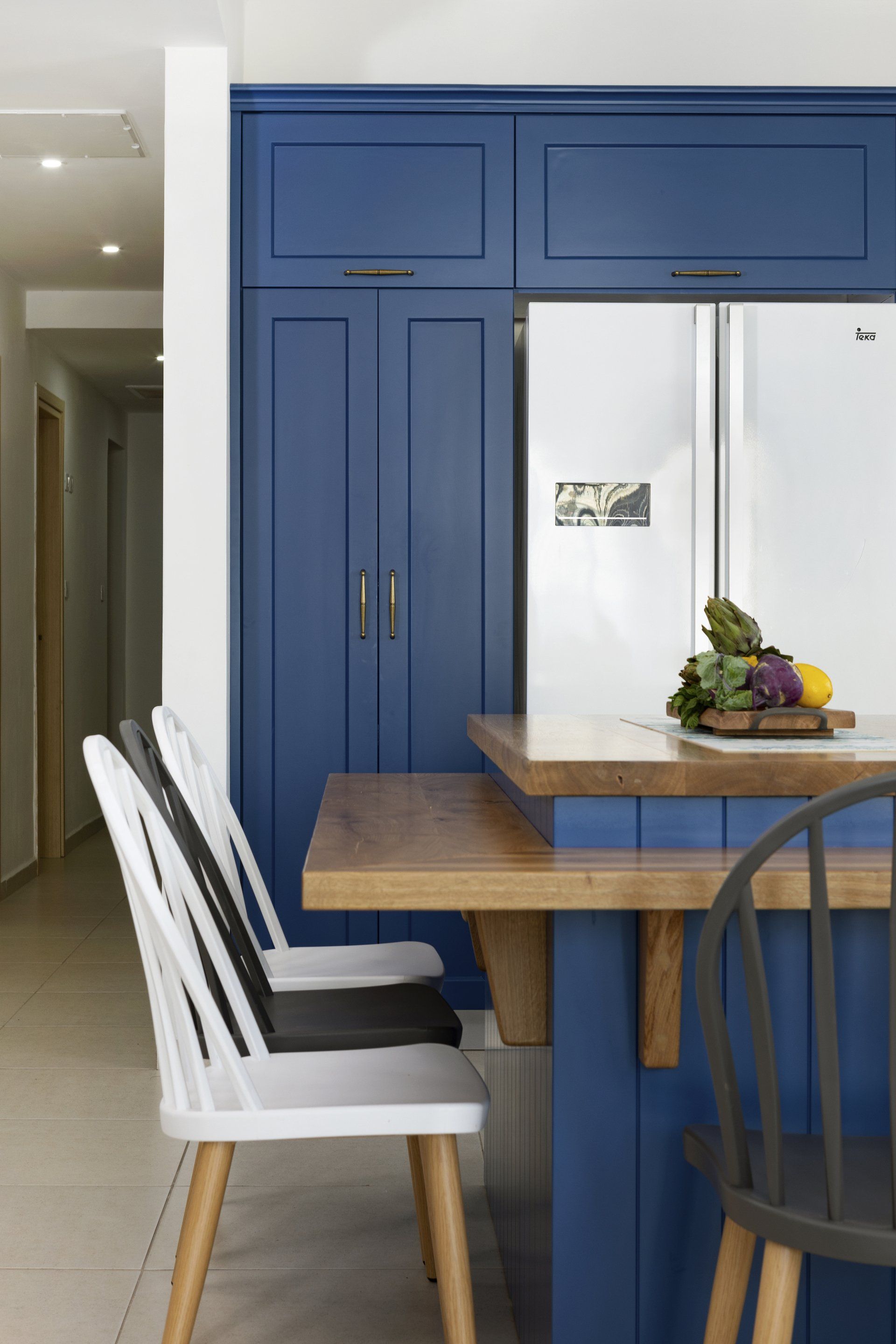 קיר ארונות מבטבח בצבע כחול