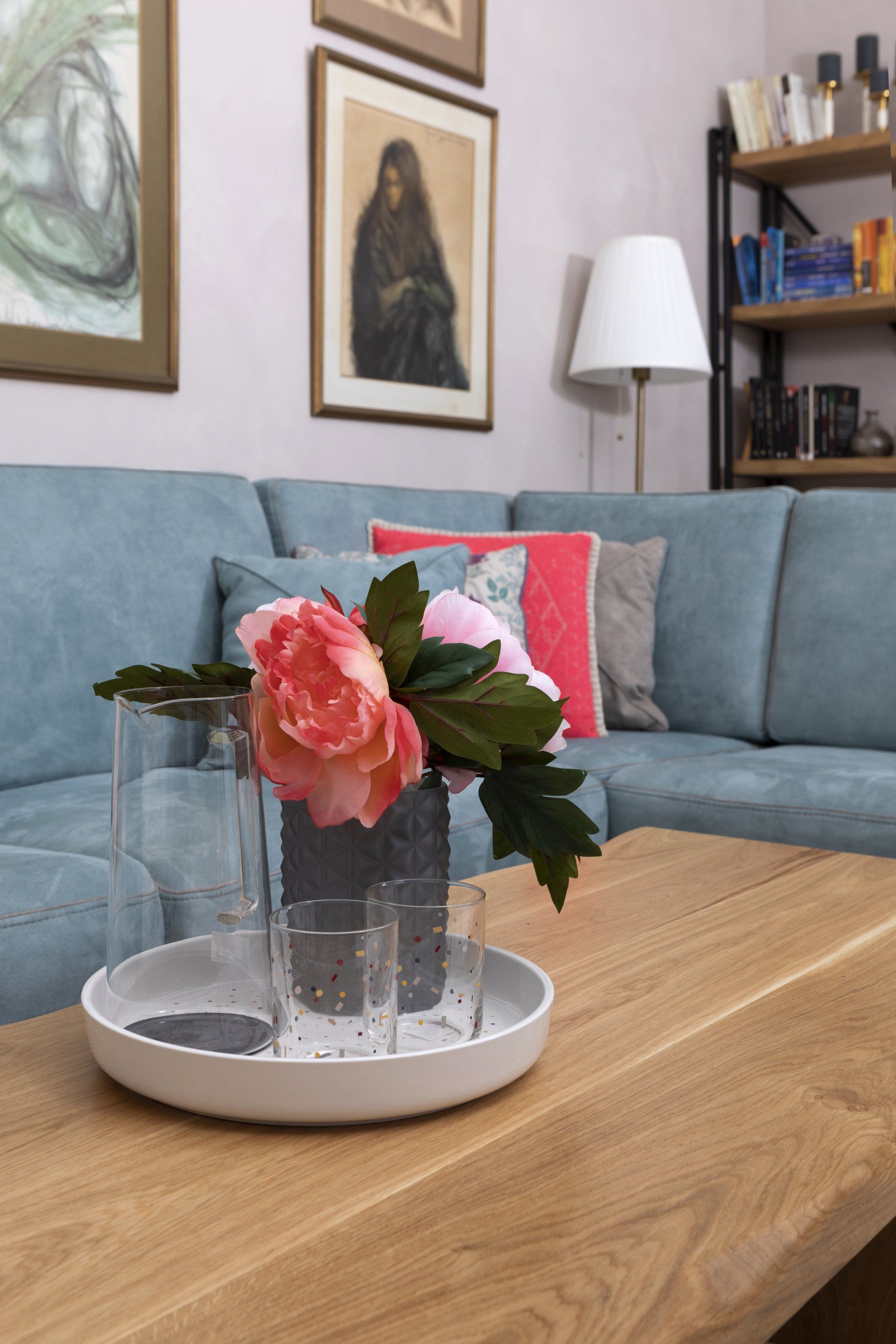 ורדים בתוך אגרטל על שולחן סלון