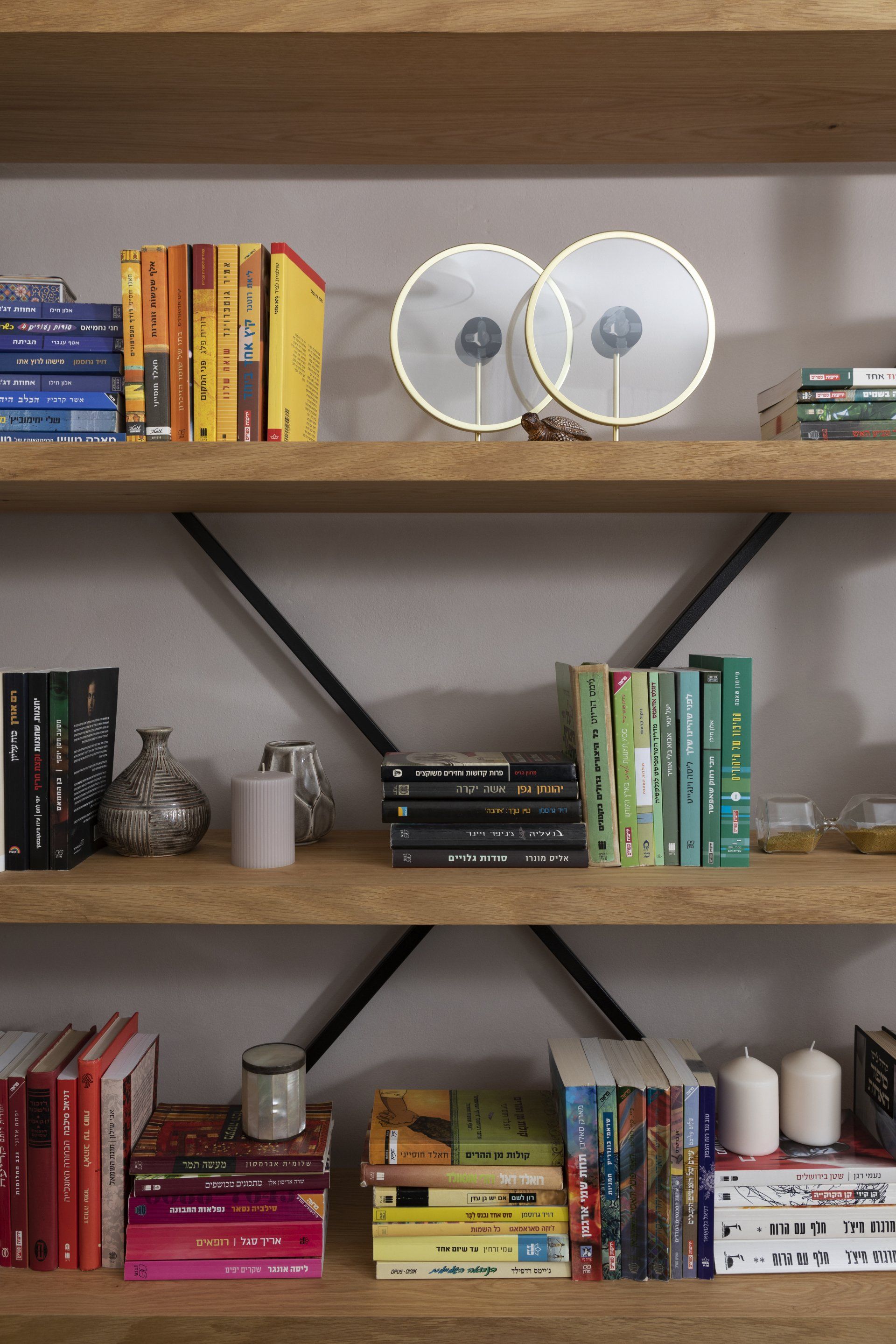 כוננית ספרים עם פריטים דקורטיבים