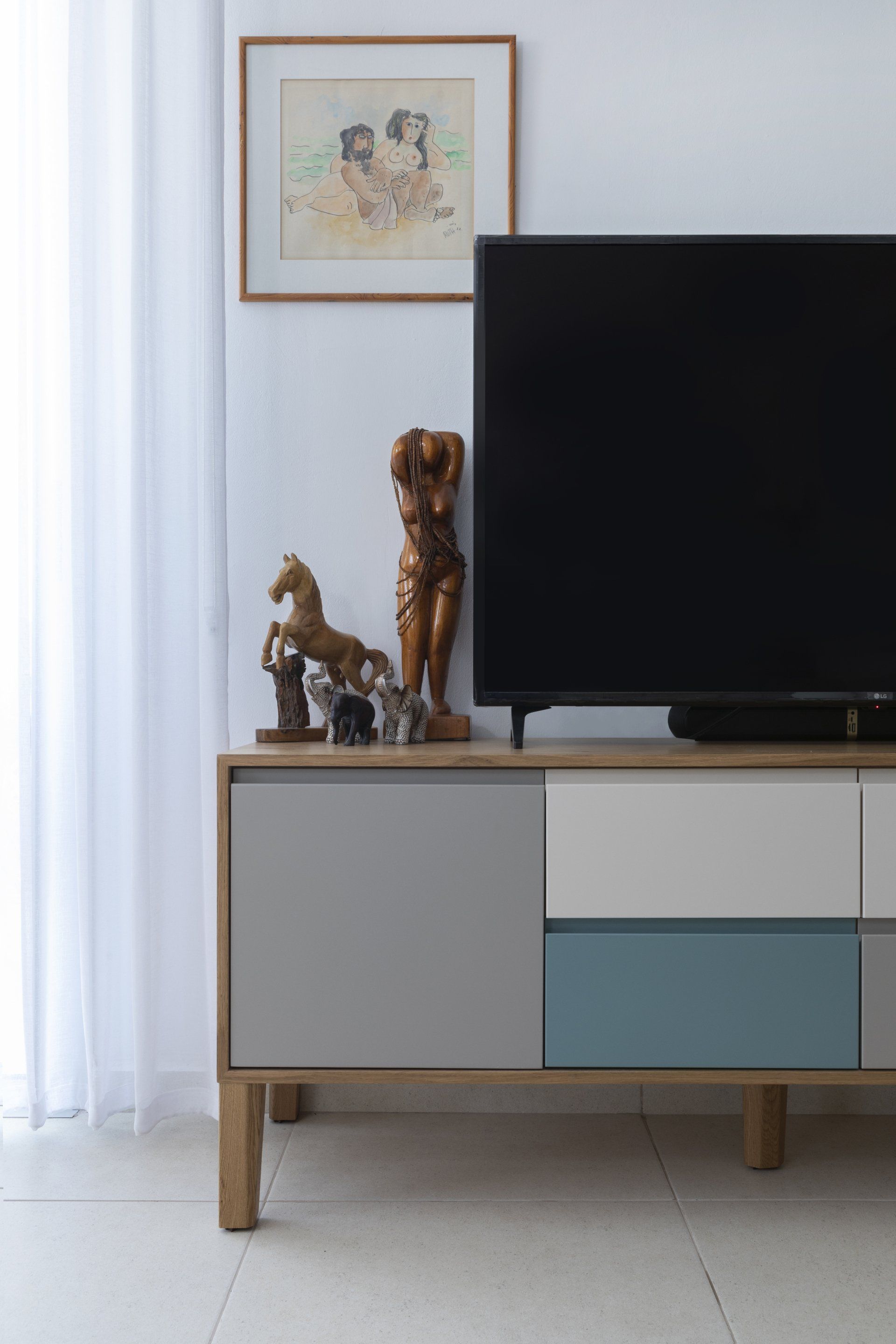 שידת טלויזיה צבעונית