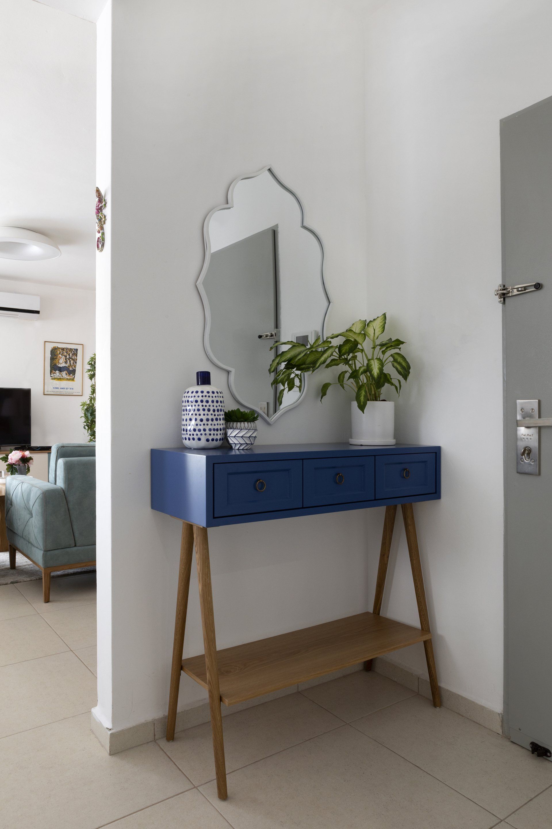 קונסולת כניסה לבית בצבע כחול  עם מראה