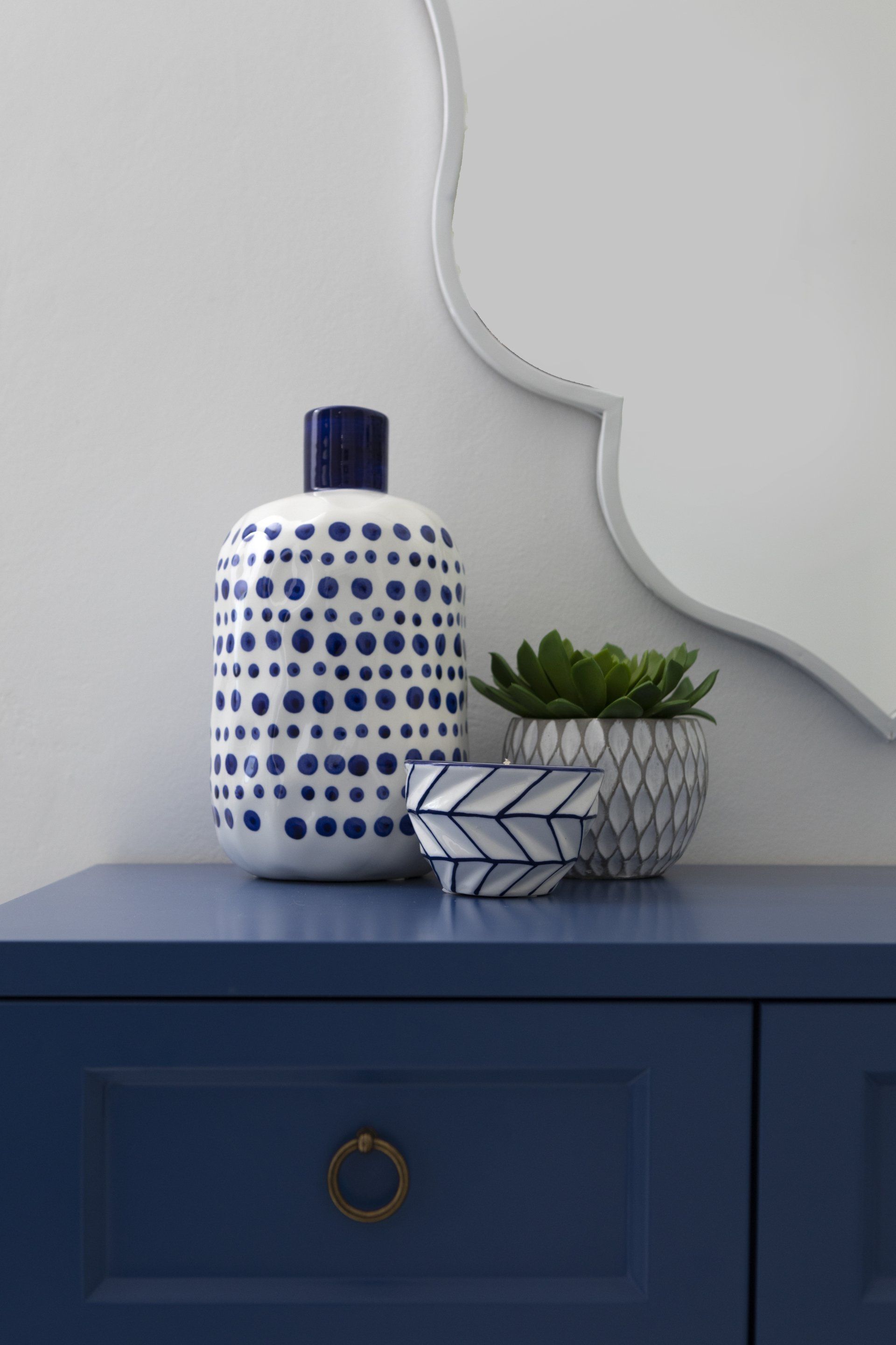 כלי קרמיקה בחדר רחצה