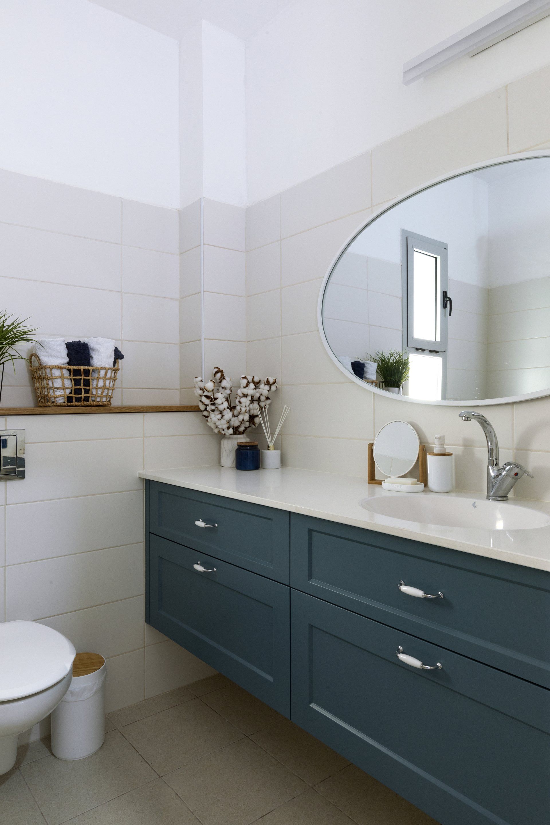 יחידת אמבטיה בצבע כחול עם מראה עגולה