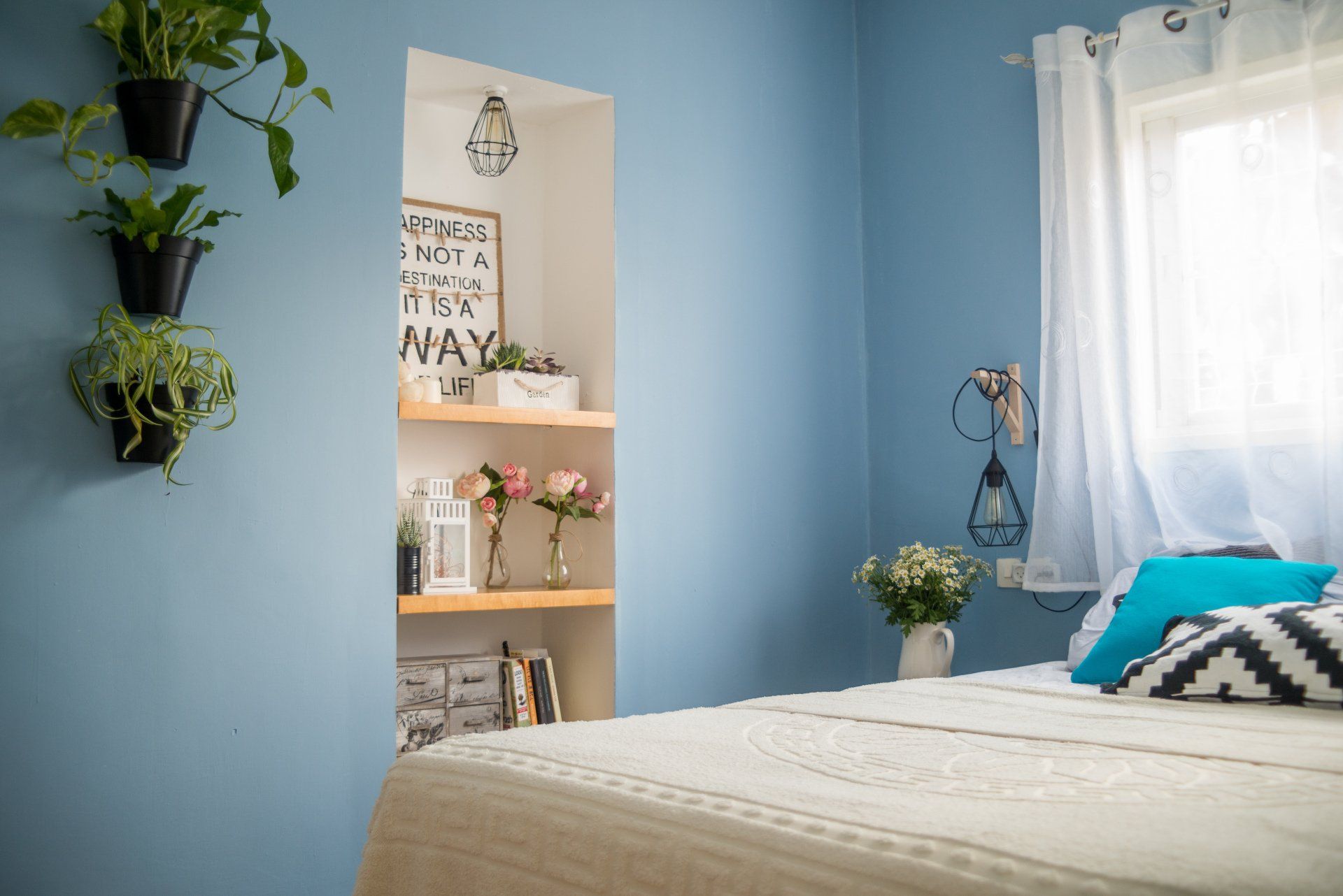 קיר חדר שינה כחול בבית שכור שעבר עיצוב פנים ע