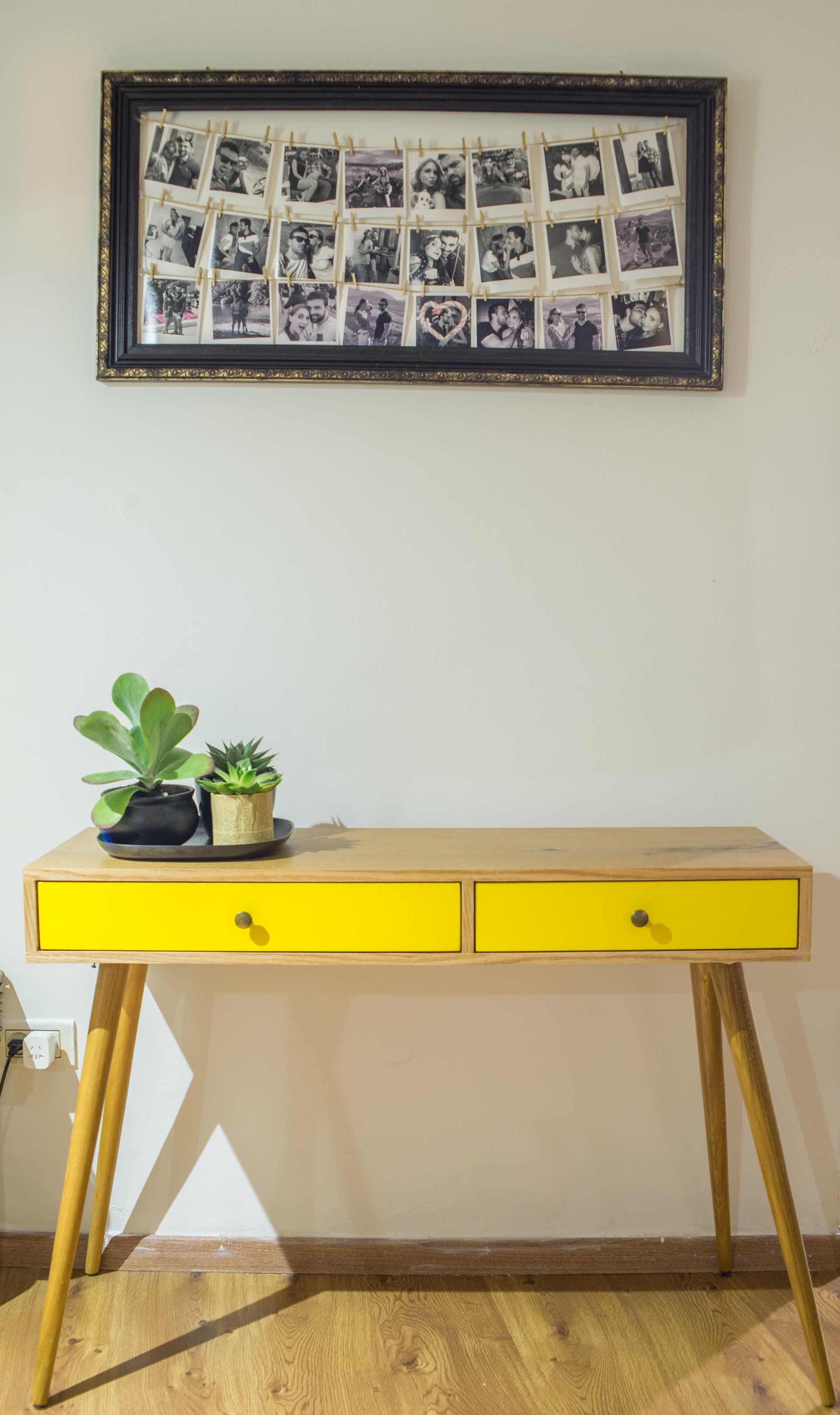 קונסולת כניסה צהובה עם תמונה מעליה