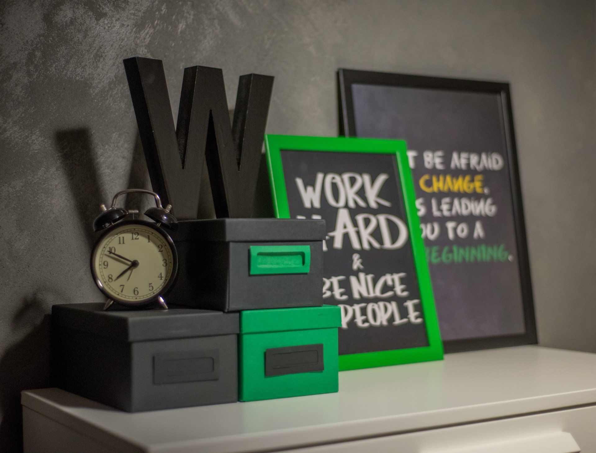 פרטי דקורציה בפינת עבודה