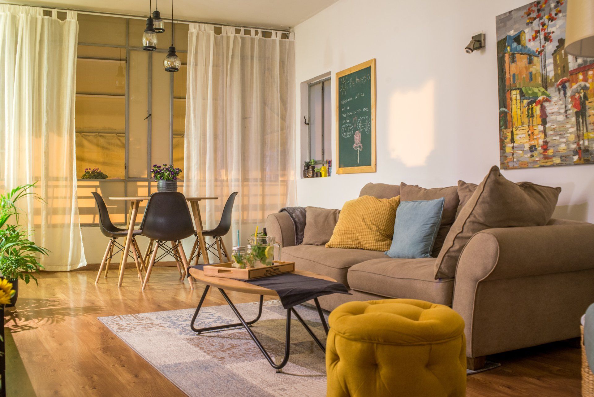 סלון בגוונים חמים של חום וצהוב עם כרית כחולה