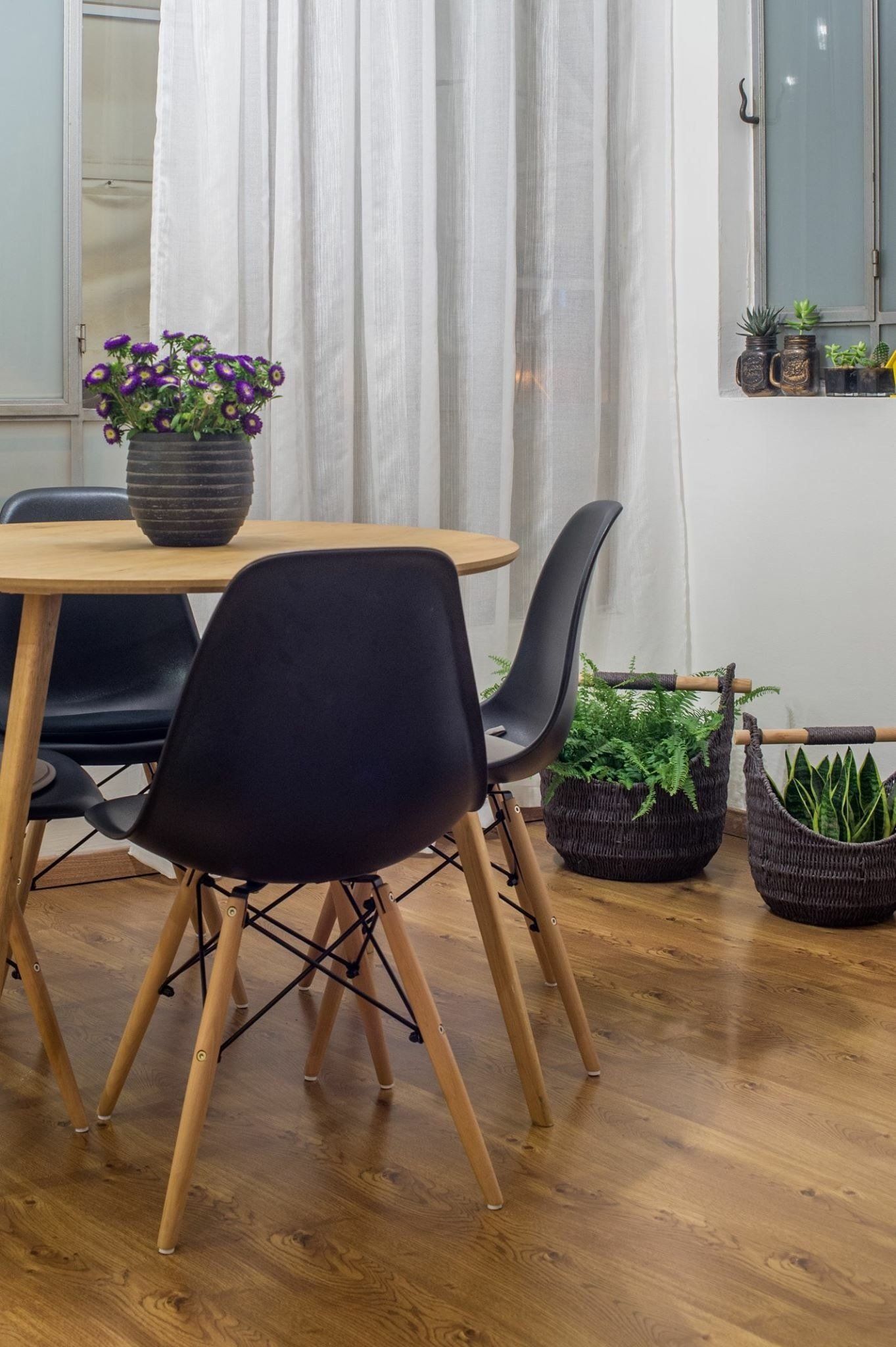 פינת אוכל מעץ וכיסאות שחורים