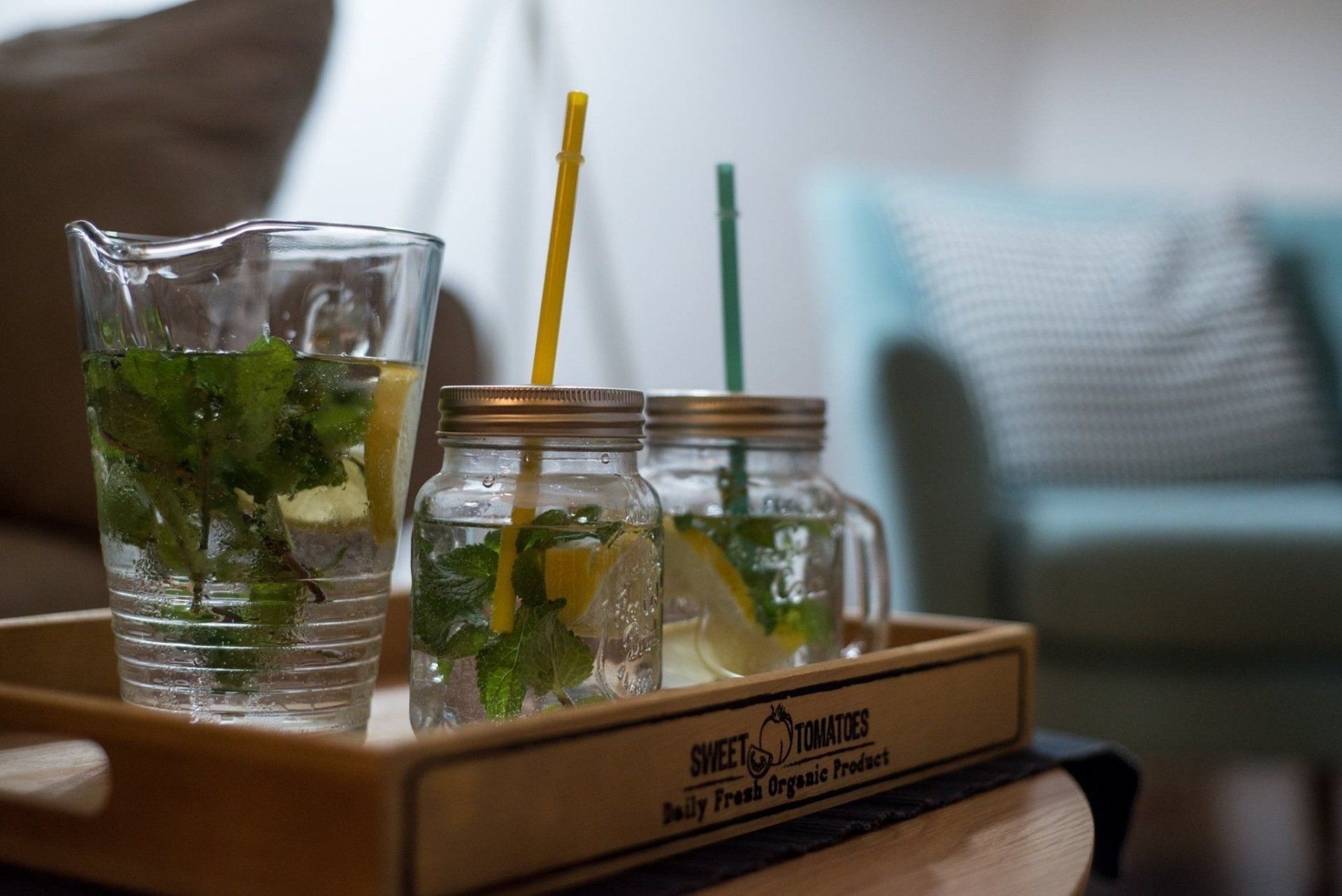 מגש עם כוסות שתיה